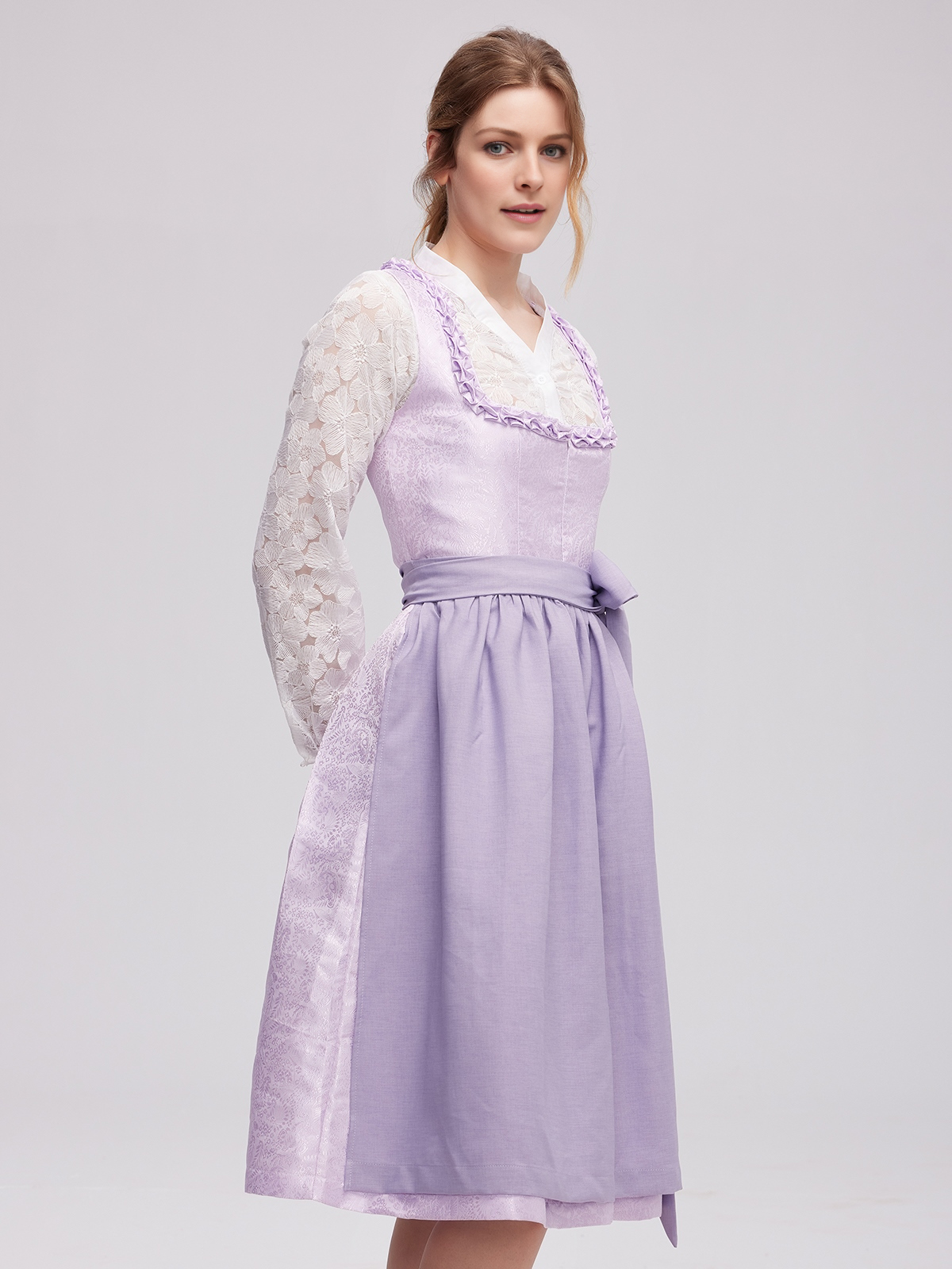 Ein dunkelgrünes Samt-Dirndl mit lila Akzenten
