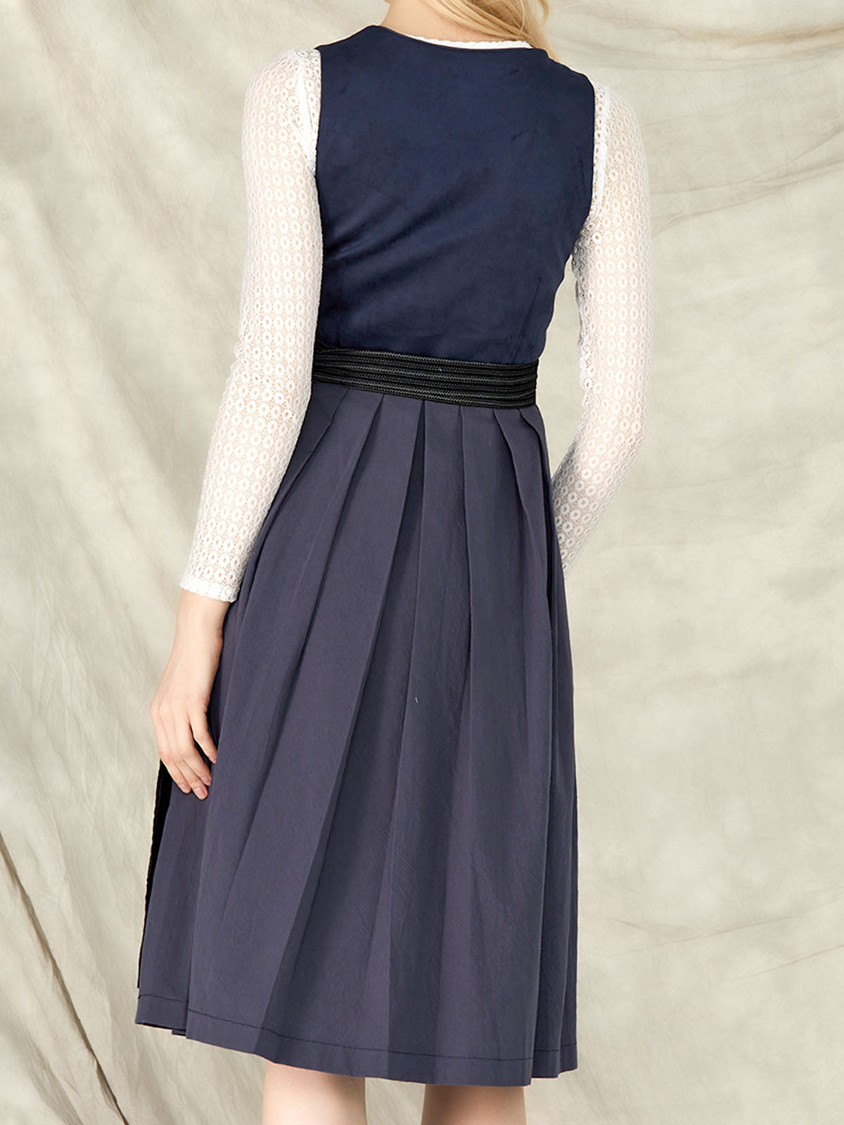 Dirndl in Blau mit stilvollen Accessoires