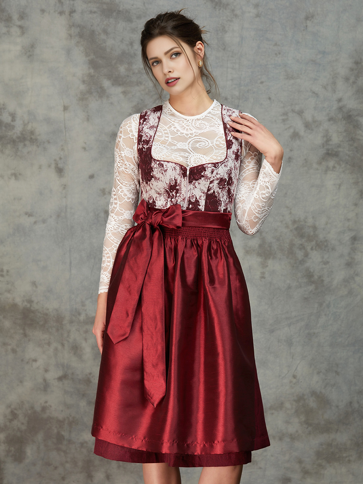 Beiges Dirndl mit grünen Akzenten
