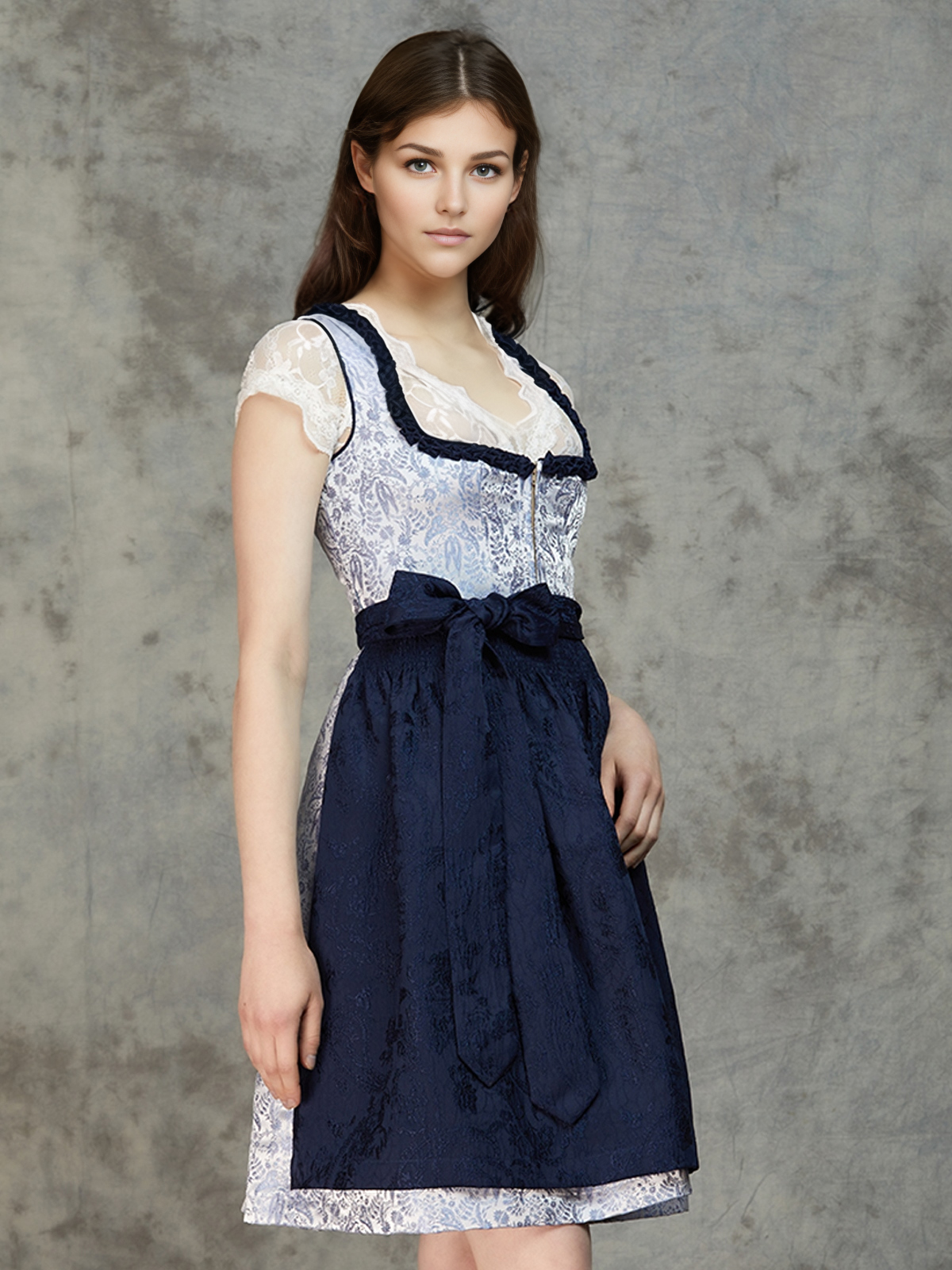 Besonderes blaues Dirndl mit feinen Details