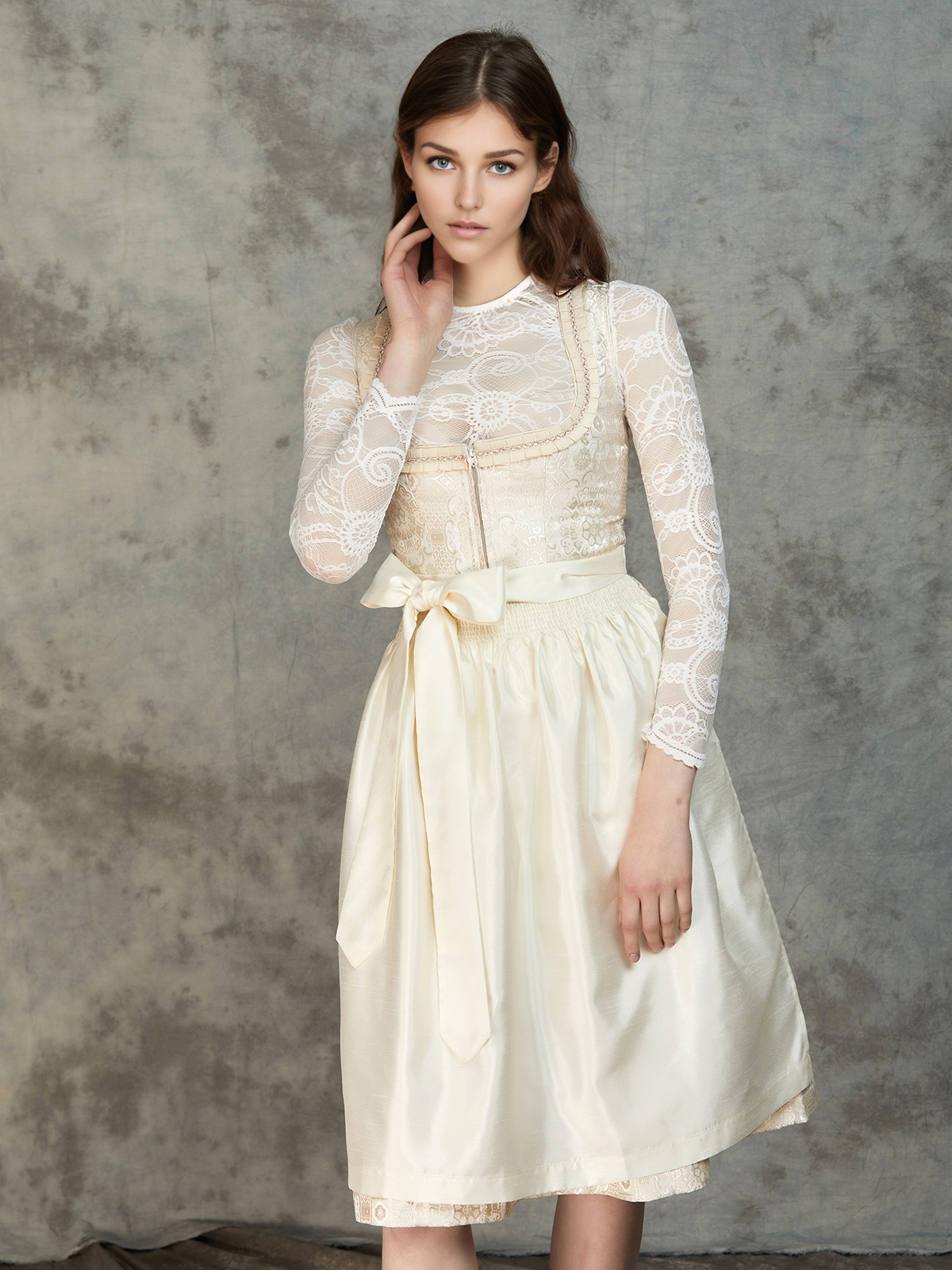 Ein elegantes weißes Dirndl mit feinen Details