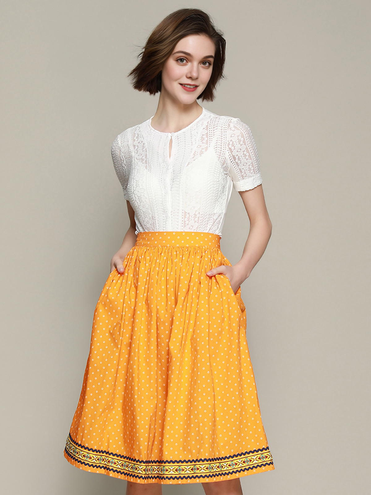 Beiges Dirndl mit floraler Schürze