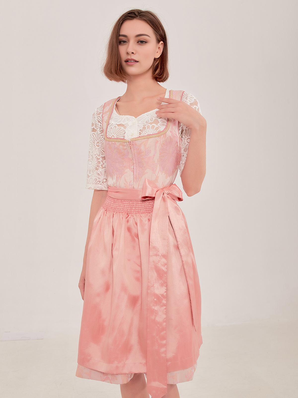 Olivgrünes Dirndl mit floralen Details
