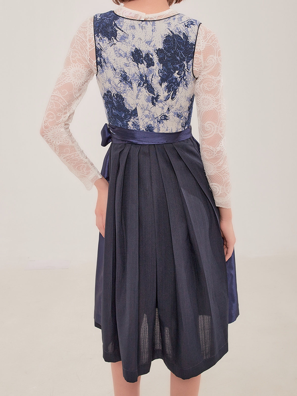 Modernes Dirndl in Blau