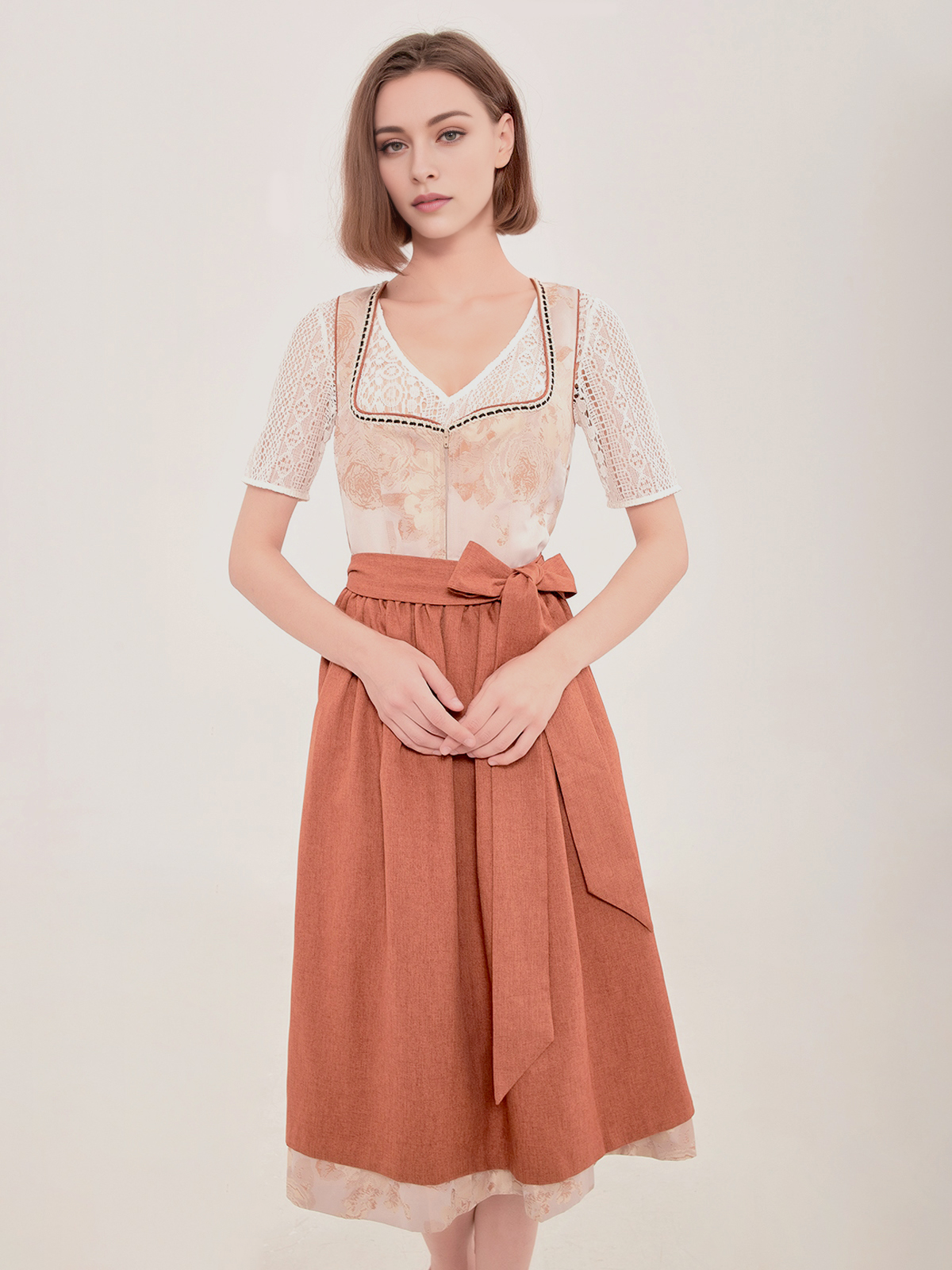 Braunes Dirndl mit modernem Schnitt