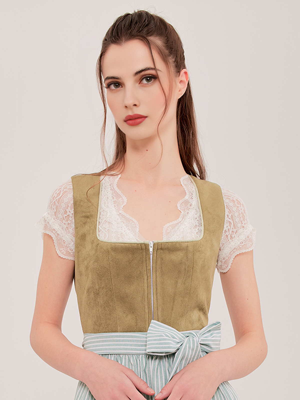 Dirndl in Grün – Tradition trifft Eleganz