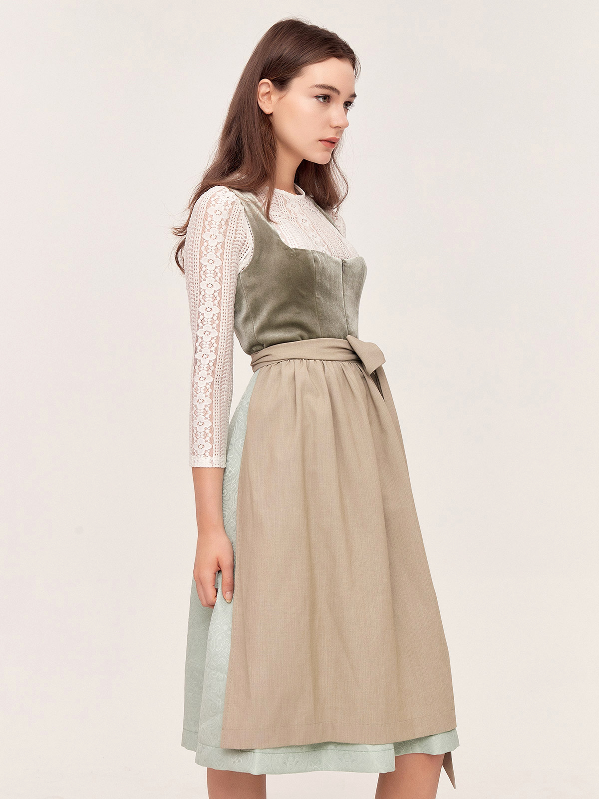 Traditionelles Dirndl in Grün