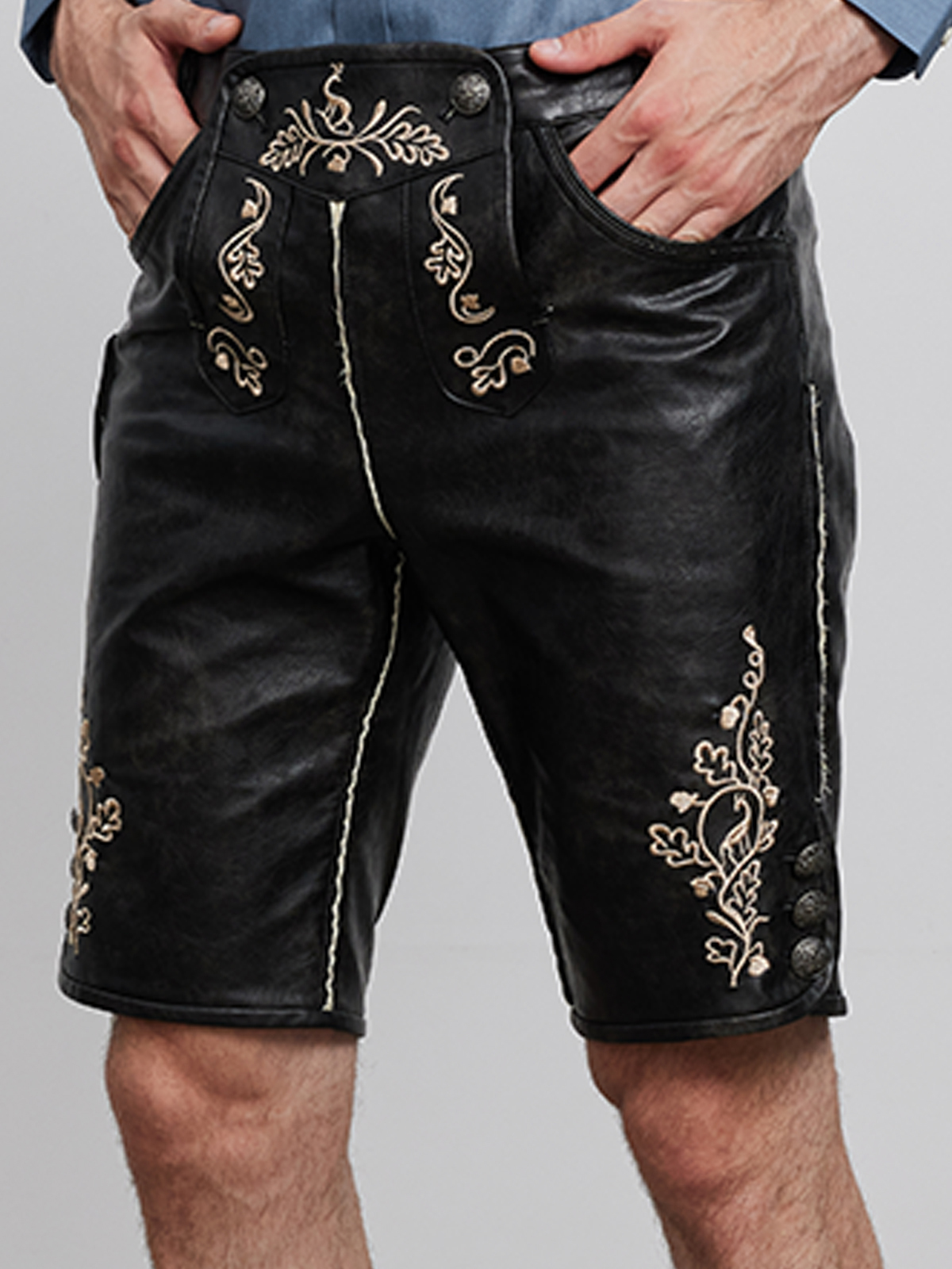 Modernes Dirndl in Braun mit figurbetonter Silhouette