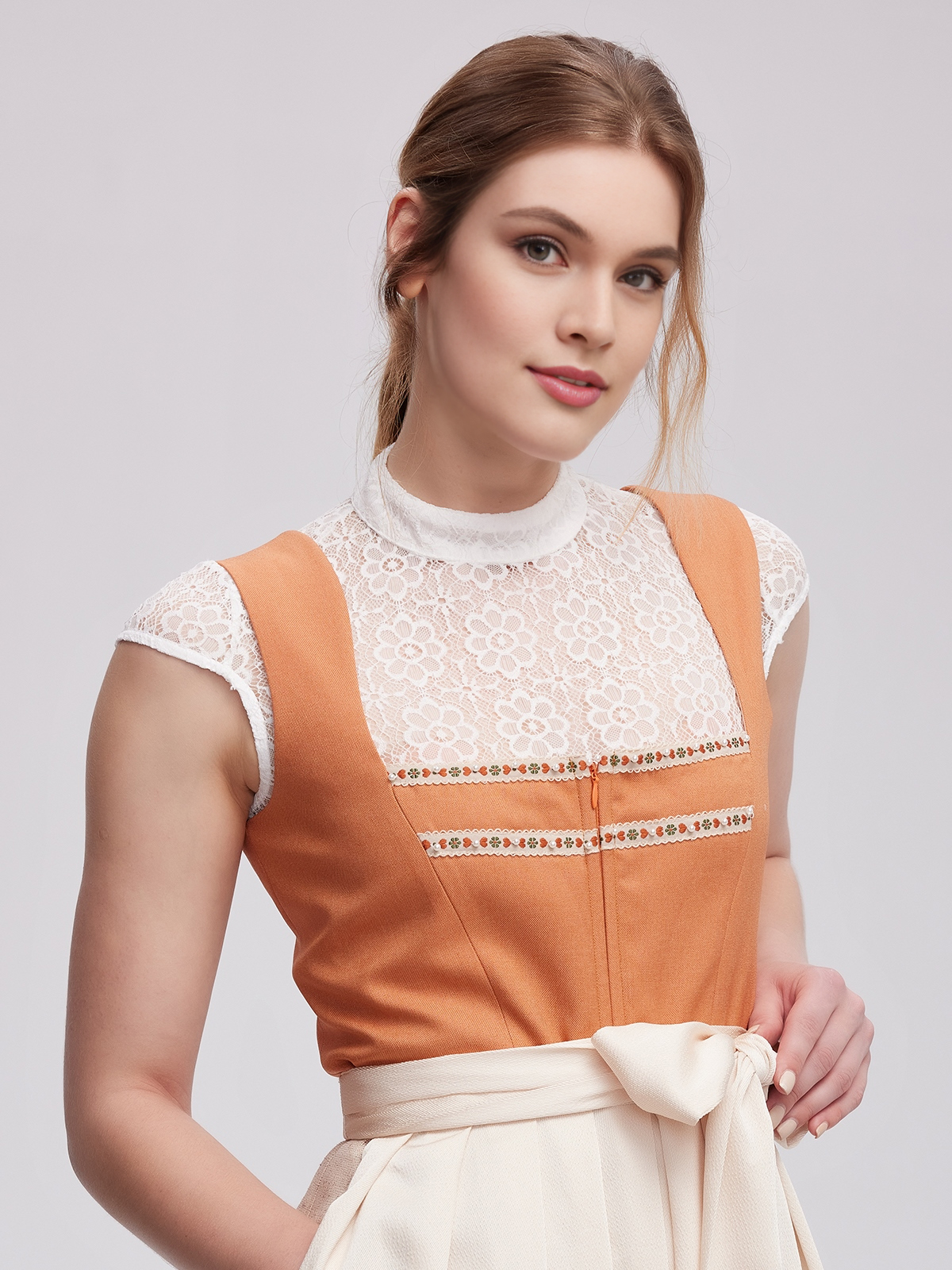 Dirndlbluse mit Lochausschnitt in Orange