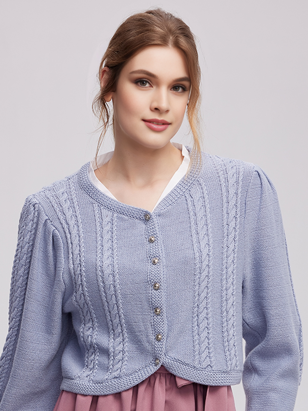 Traditionelles rotes Dirndl mit blauer Schürze