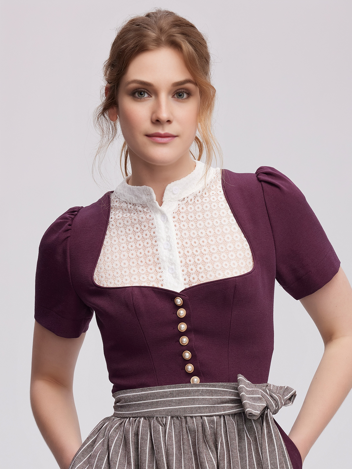 Dirndl in Dunkelgrün mit eleganter Bluse