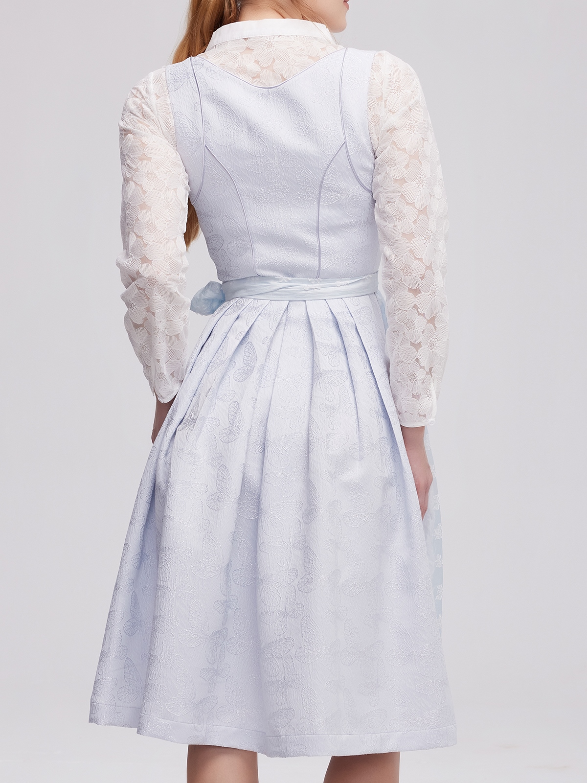 Modernes Dirndl mit Lochspitze