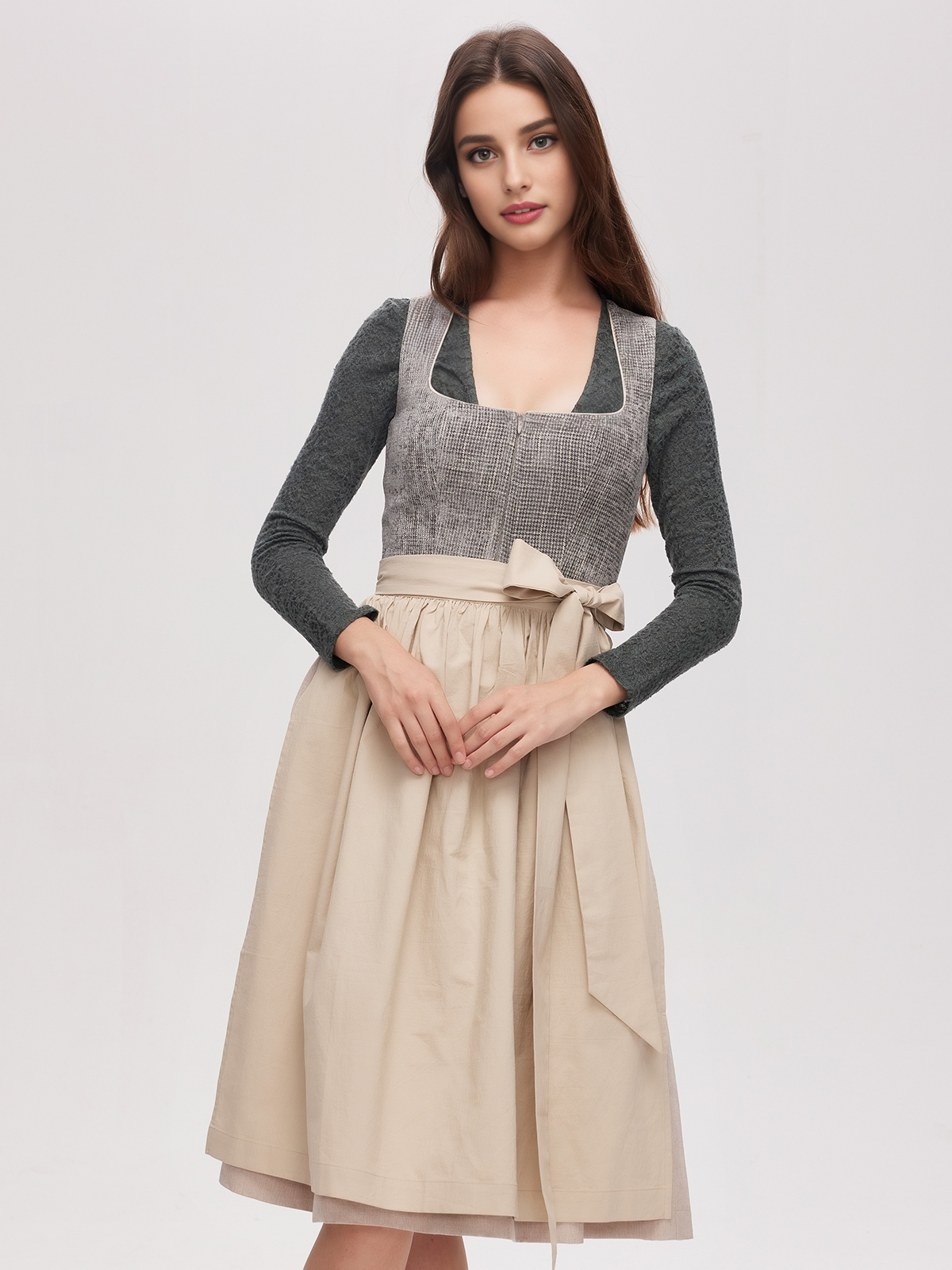 Rot Blaues Dirndl mit grüner Schürze