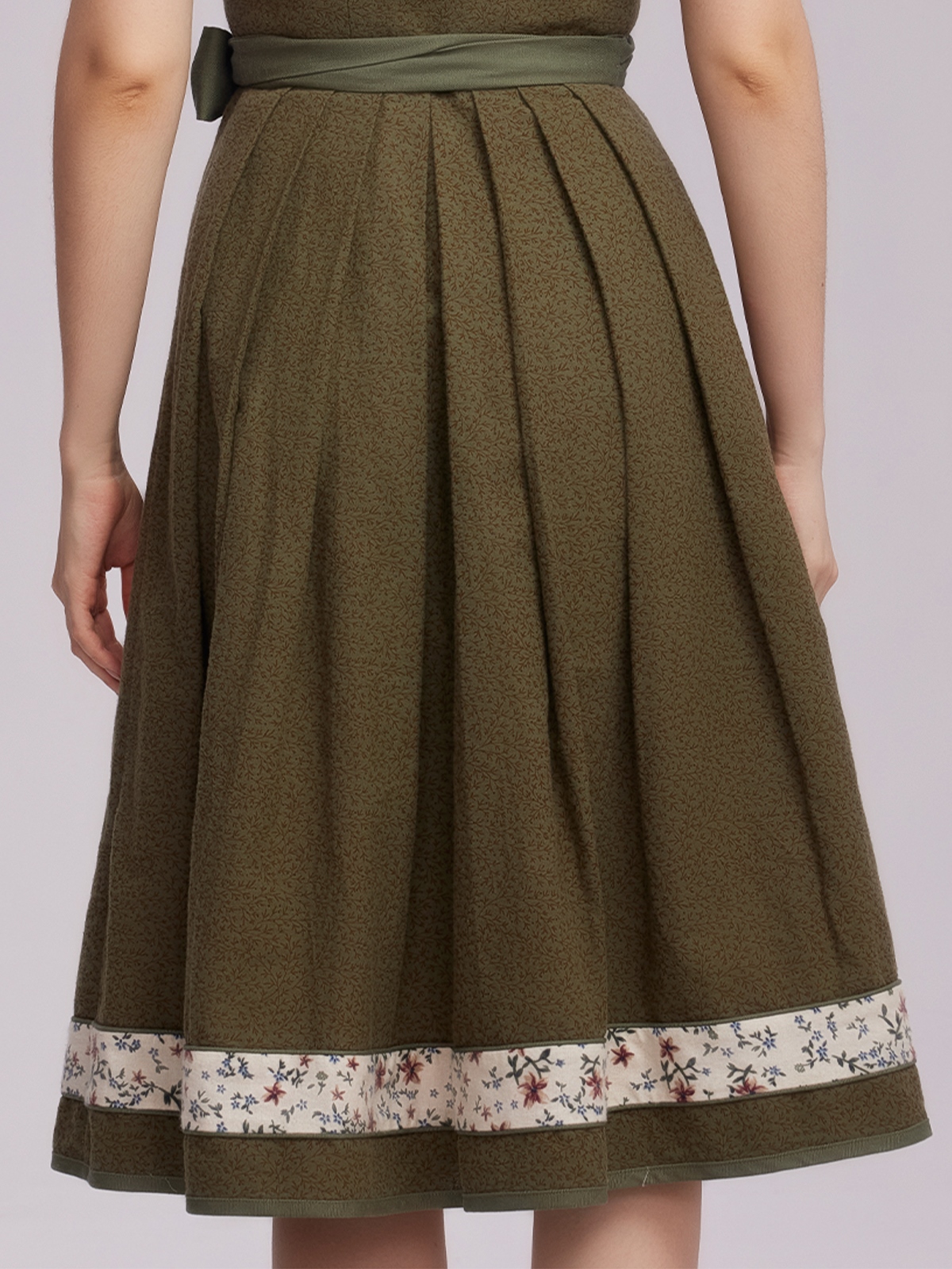 Rotes Dirndl Samt mit grüner Schürze