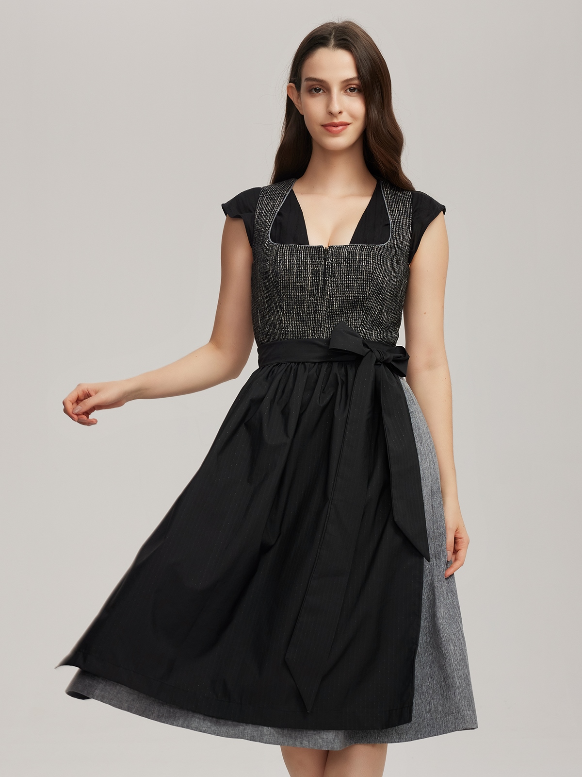 Modernes Dirndl in Schwarz – elegant und vielseitig