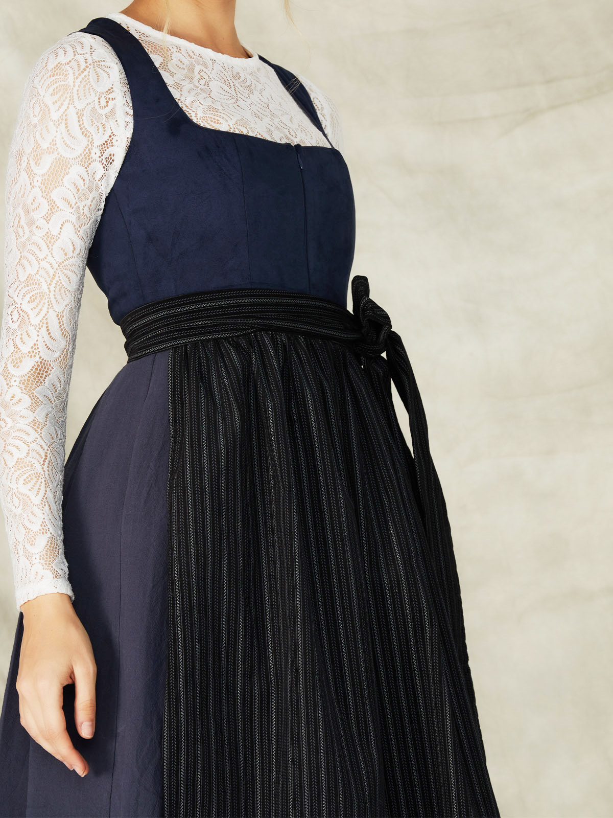Dirndl Mini in Blau mit passender Bluse