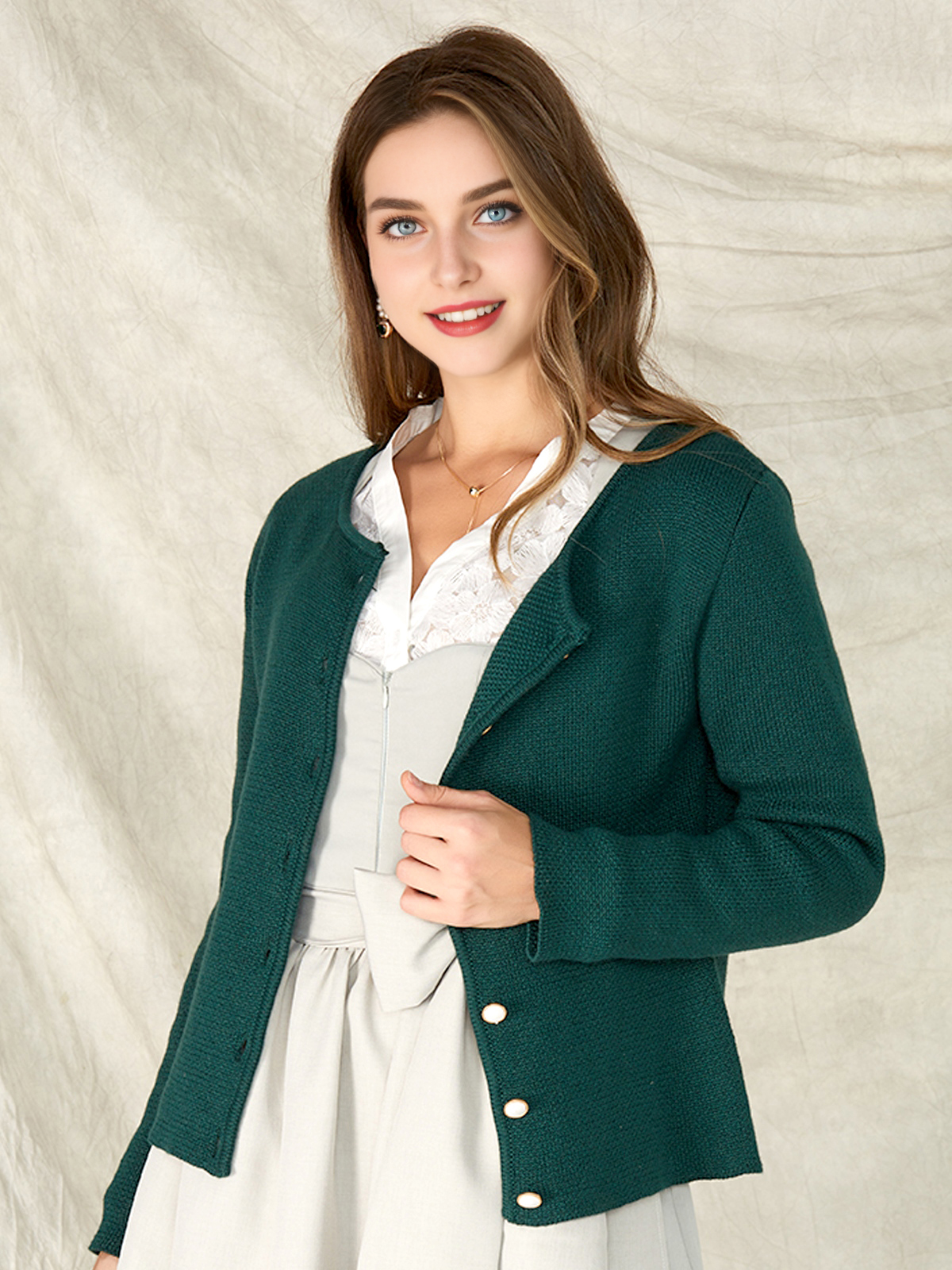Dirndlbluse in Weiß mit hochgeschlossenem Kragen
