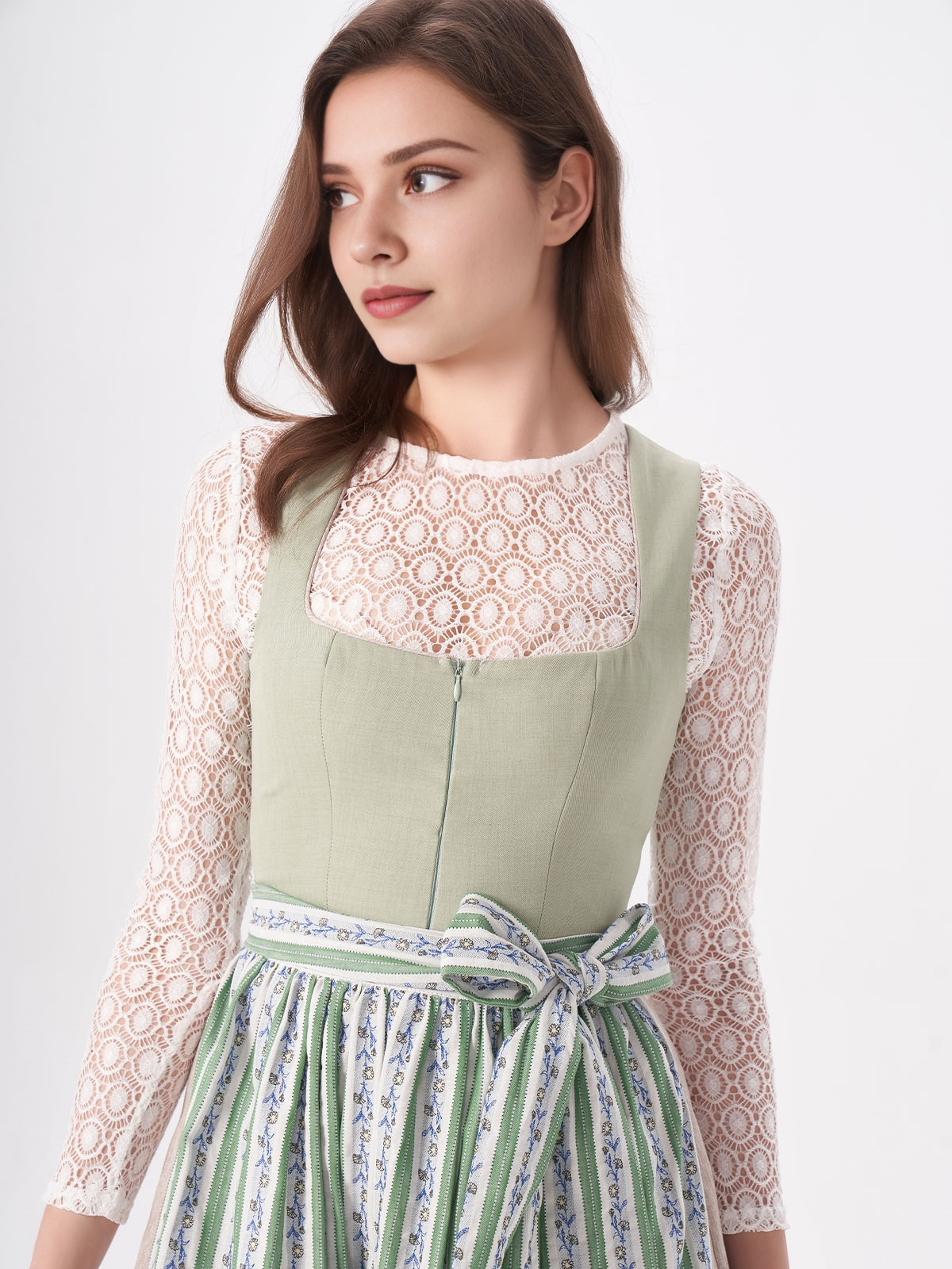 Pinkes Samt Dirndl in eleganter Umgebung