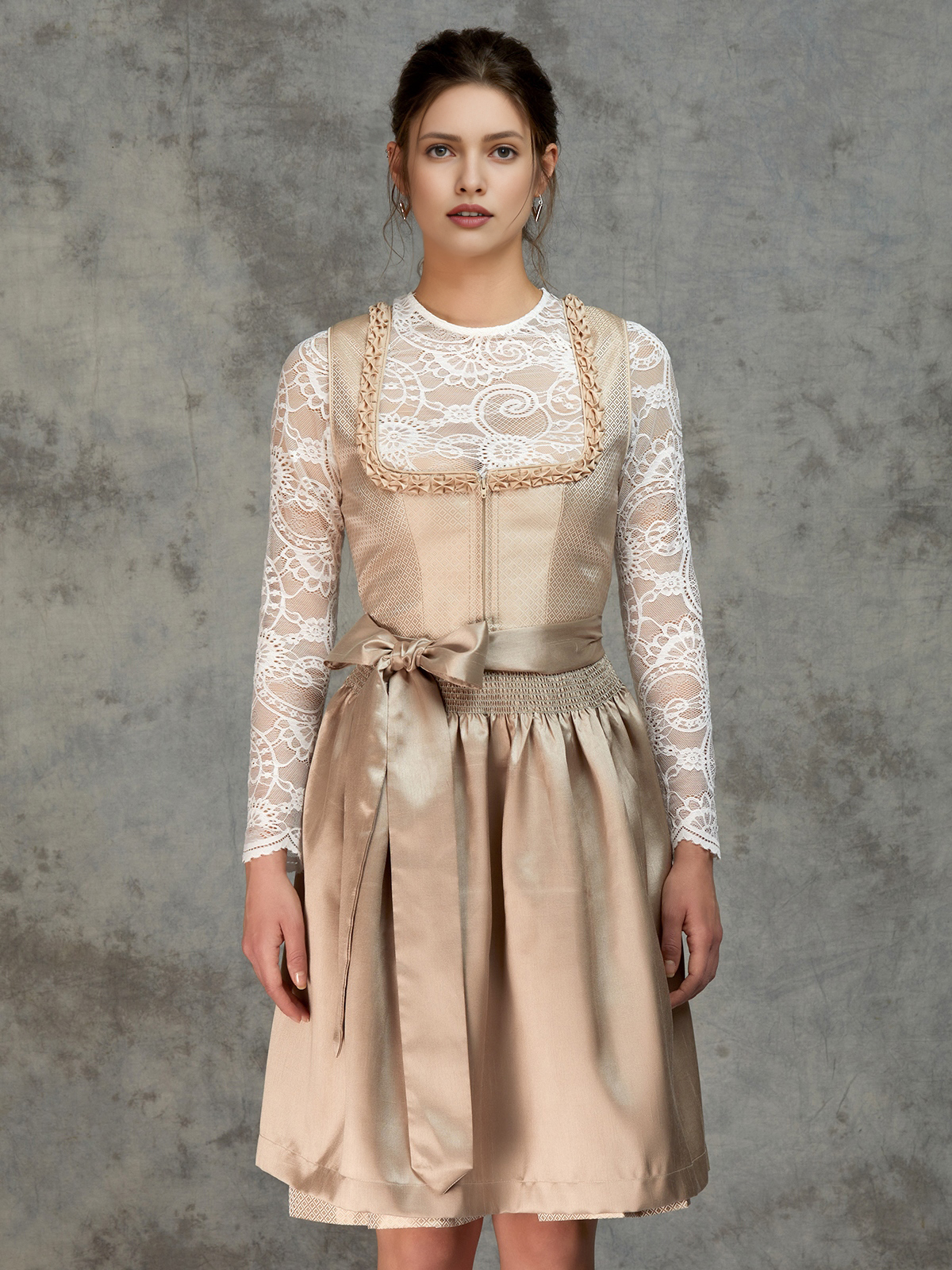 Modernes Dirndl zum Knöpfen in Beige