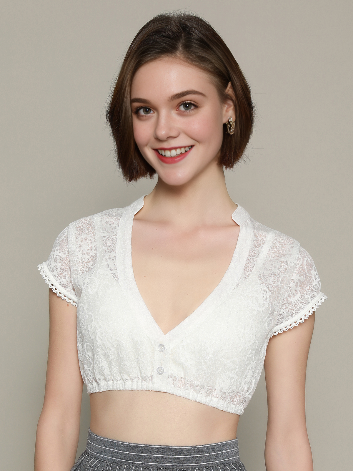 Modernes Dirndl mit weißer Bluse