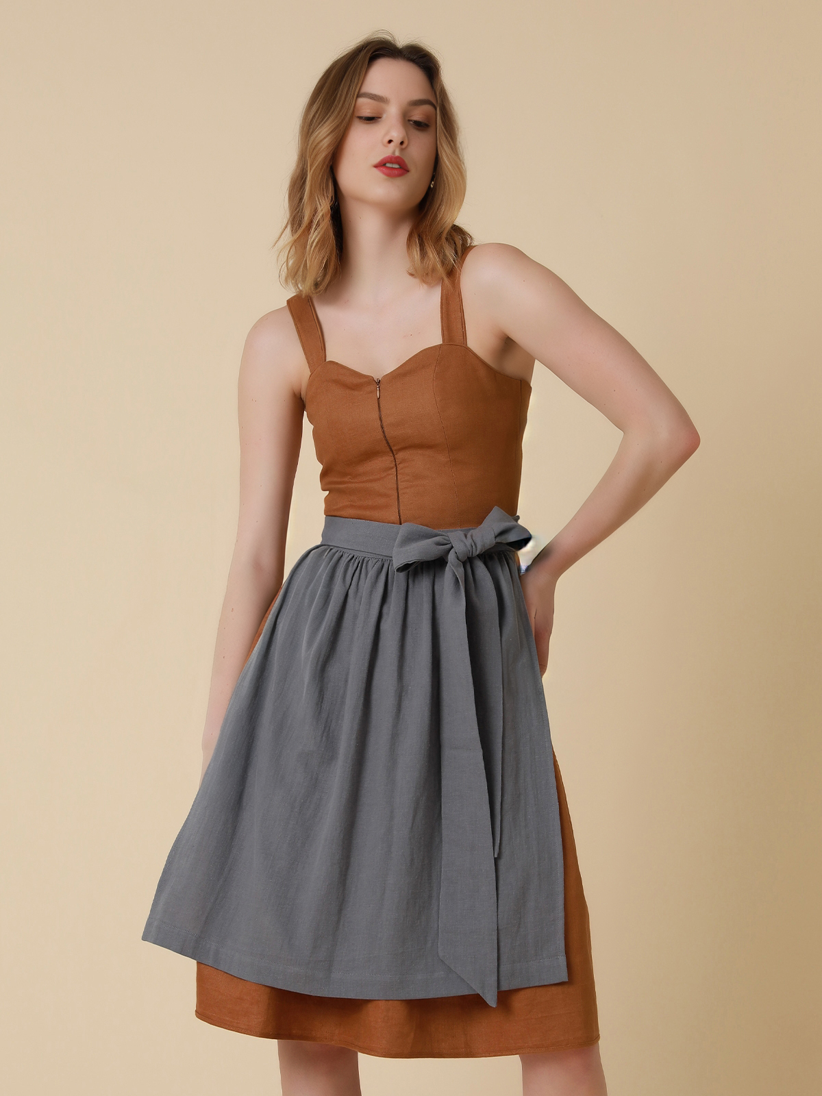 Modernes Dirndl in Gelb mit figurbetonter Silhouette