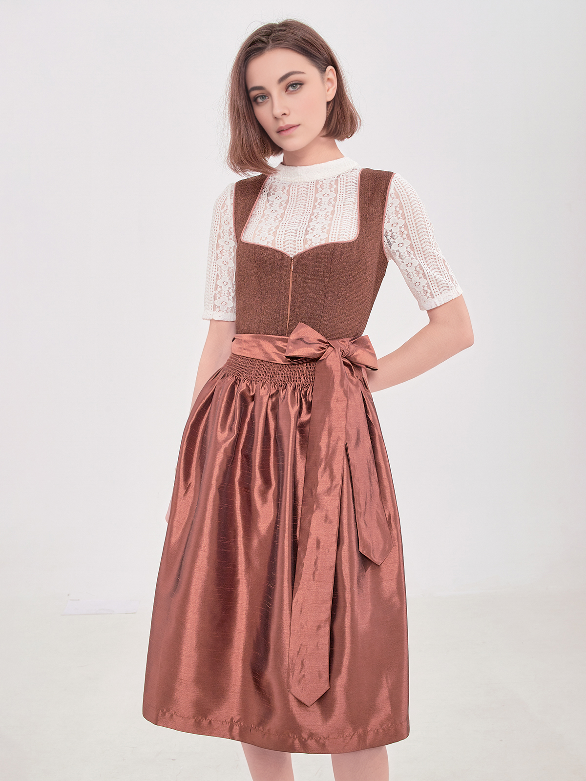 Modernes Dirndl in weiß-blau
