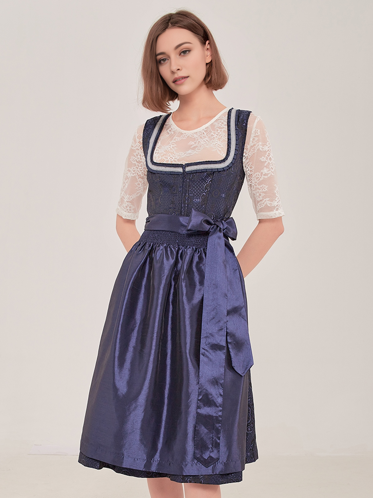 Dirndl mit schwarzem Stehkragenhemd