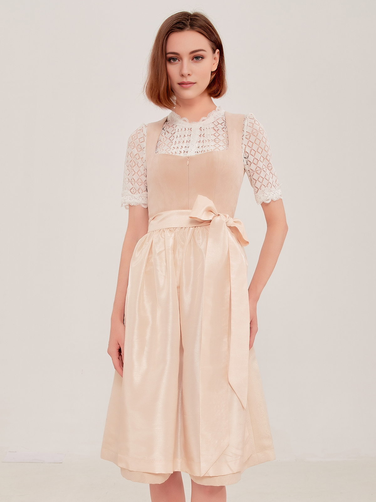 Dirndl mit hochgeschlossener Bluse in Beige