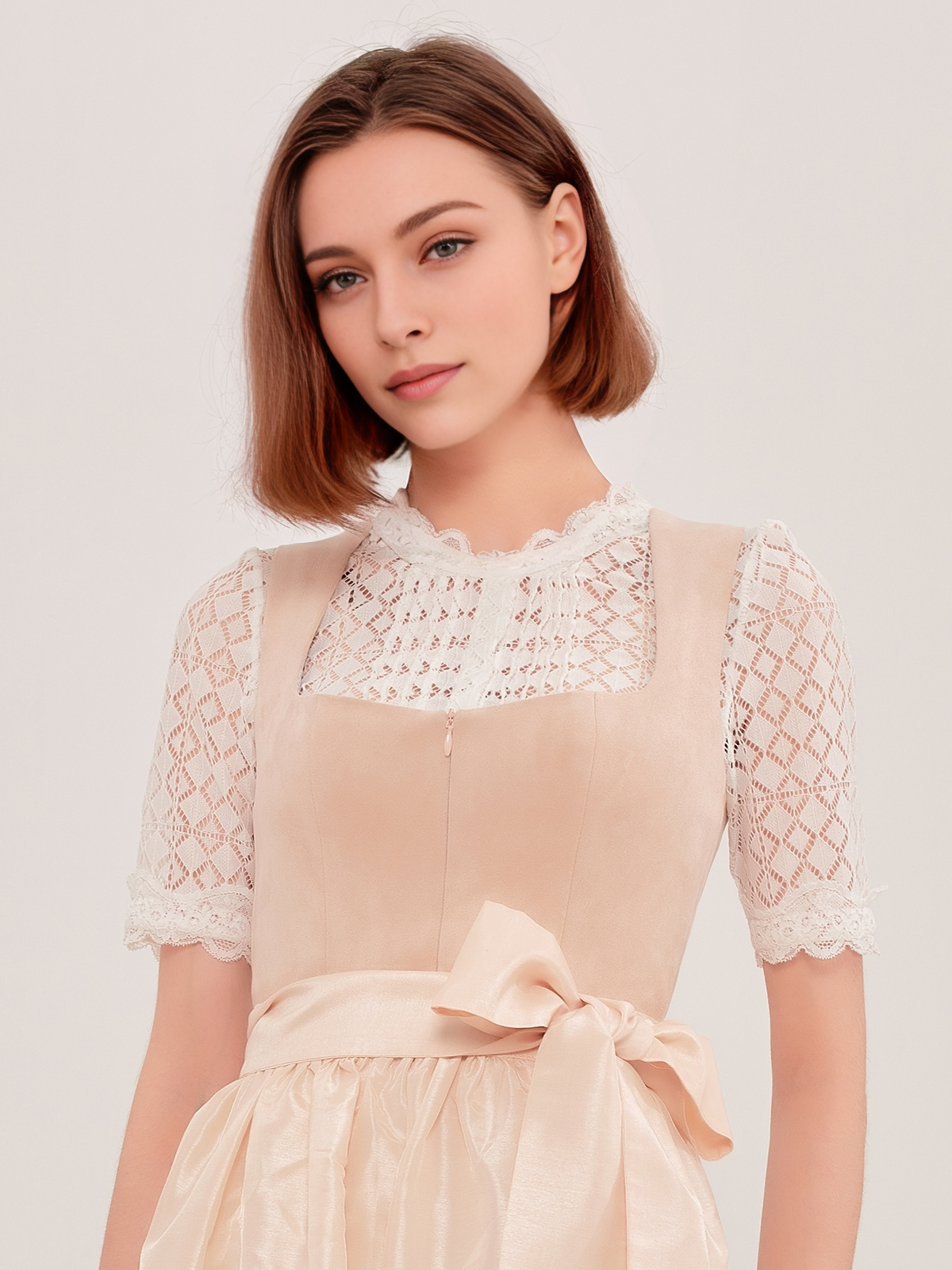 Modernes Dirndl in Beige mit schmeichelndem Schnitt