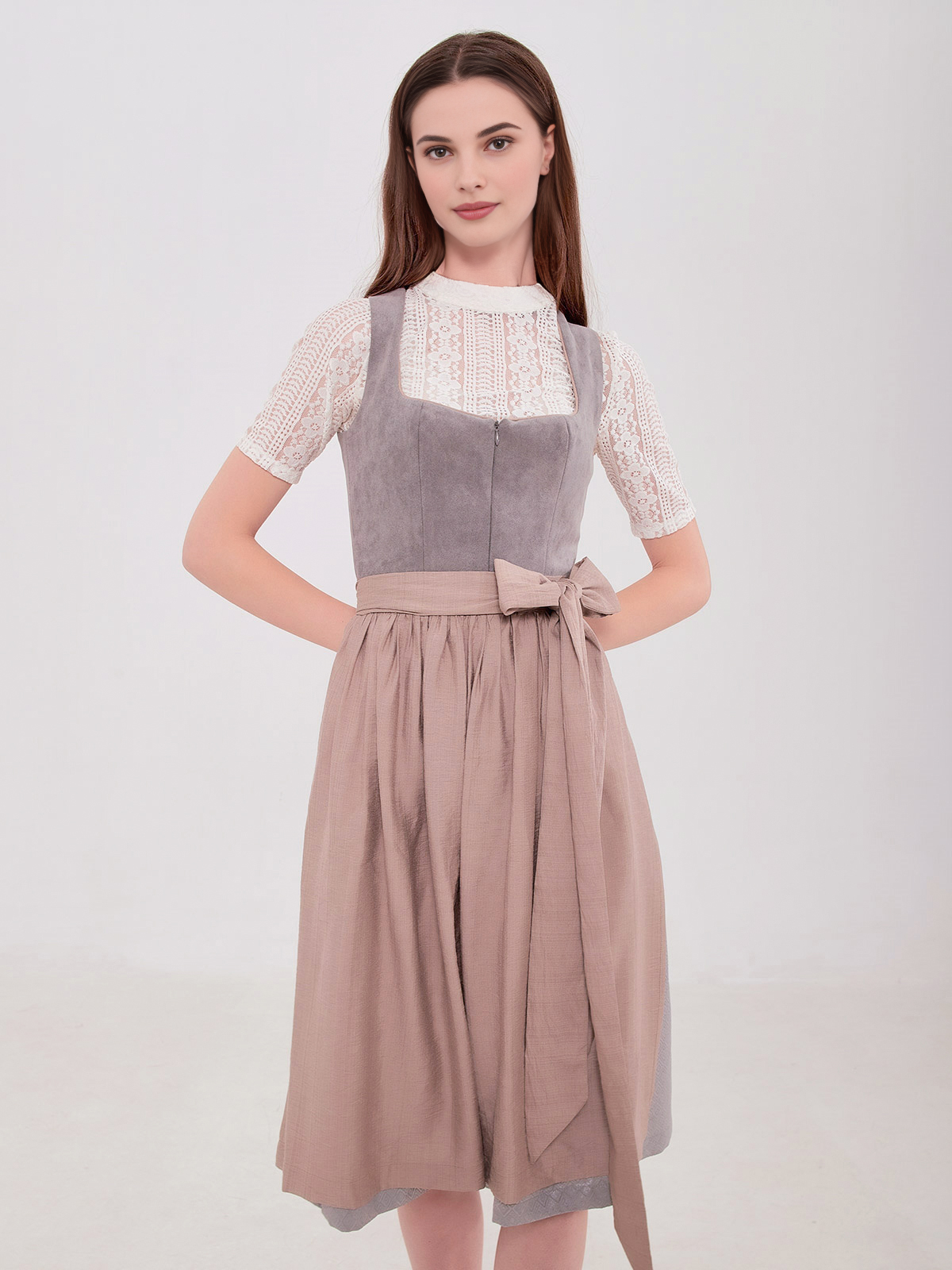 Modernes graues Dirndl mit Samt-Bluse
