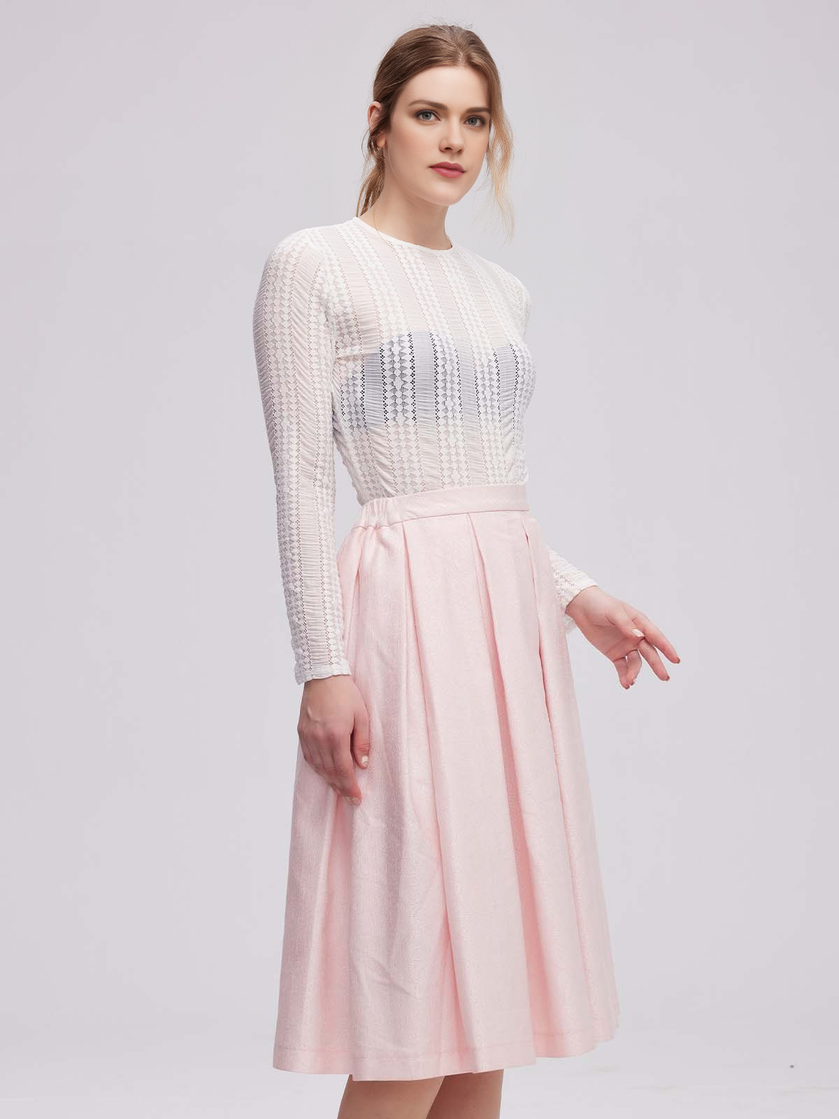 Modernes Dirndl in Schwarz mit schlanker Silhouette