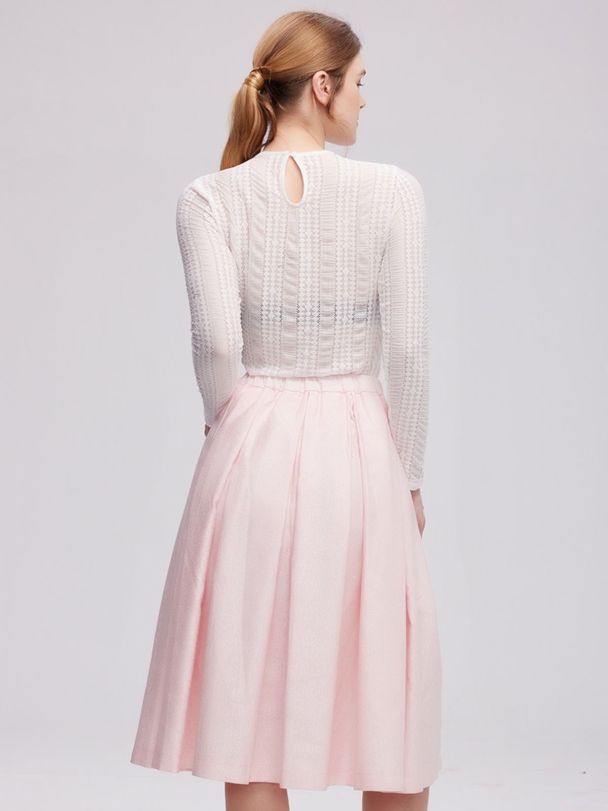 Modernes braunes Dirndl mit schlanker Silhouette
