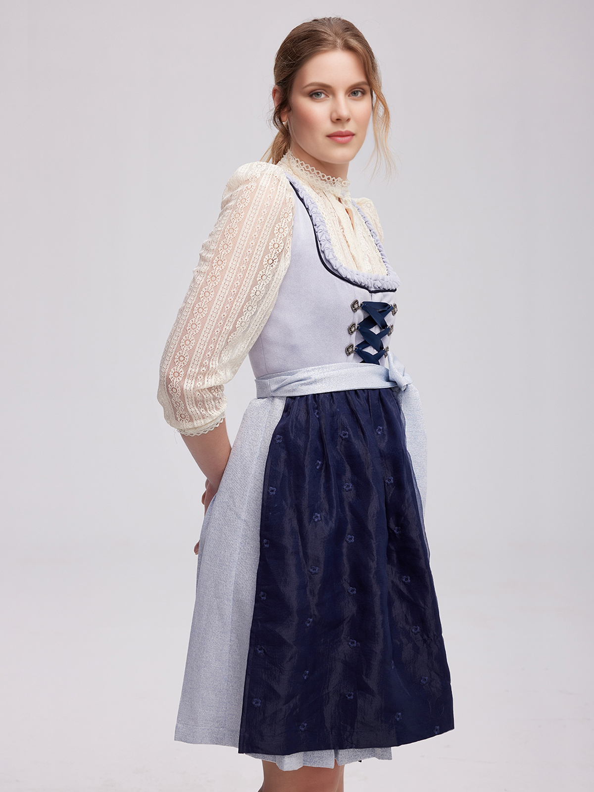 Moderne Dirndl Bluse in Blau