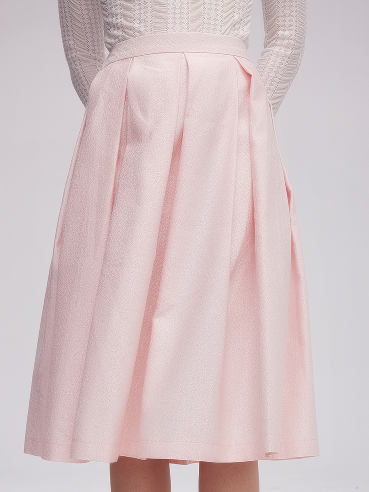Modernes rosa Samt-Dirndl mit schlanker Silhouette
