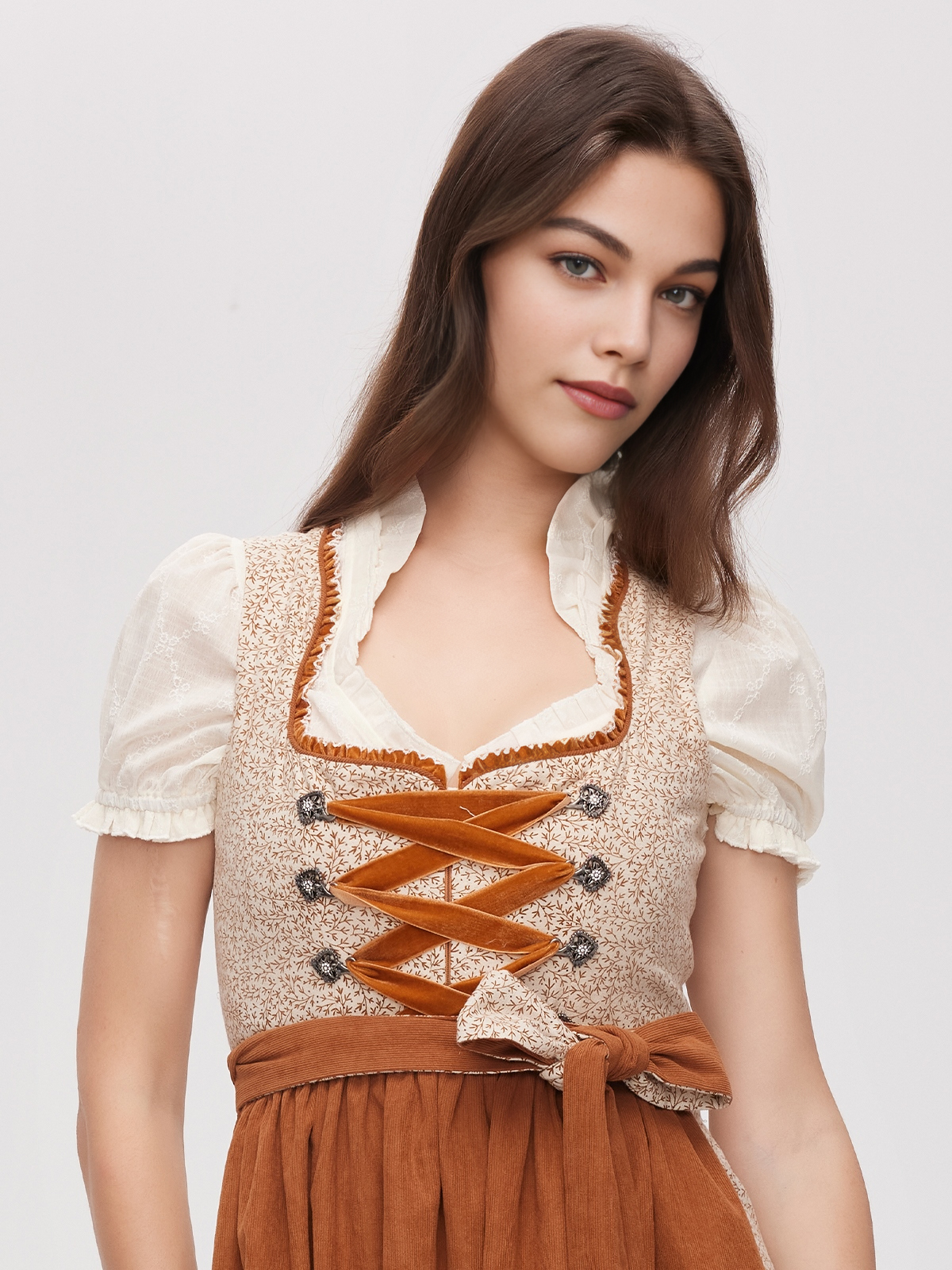 Modernes Dirndl mit eckigem Ausschnitt