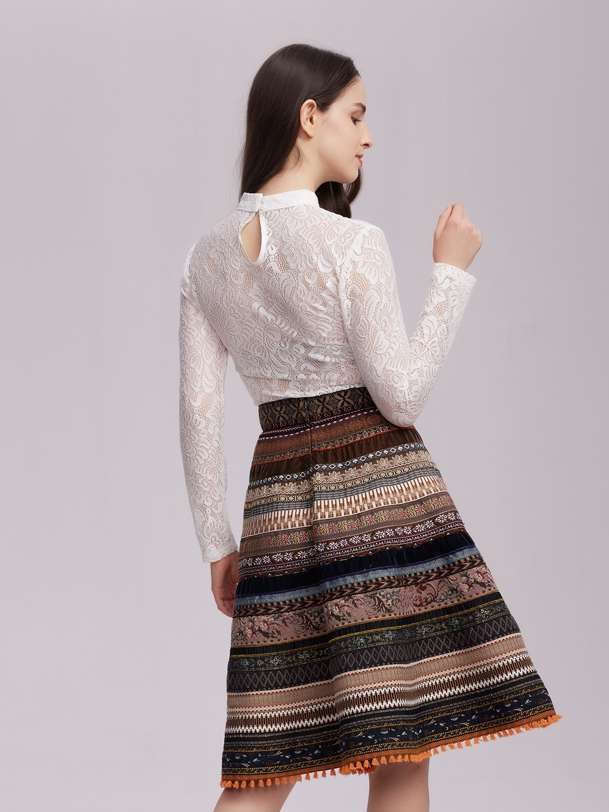 Modernes Dirndl in Braun mit traditionellen Elementen