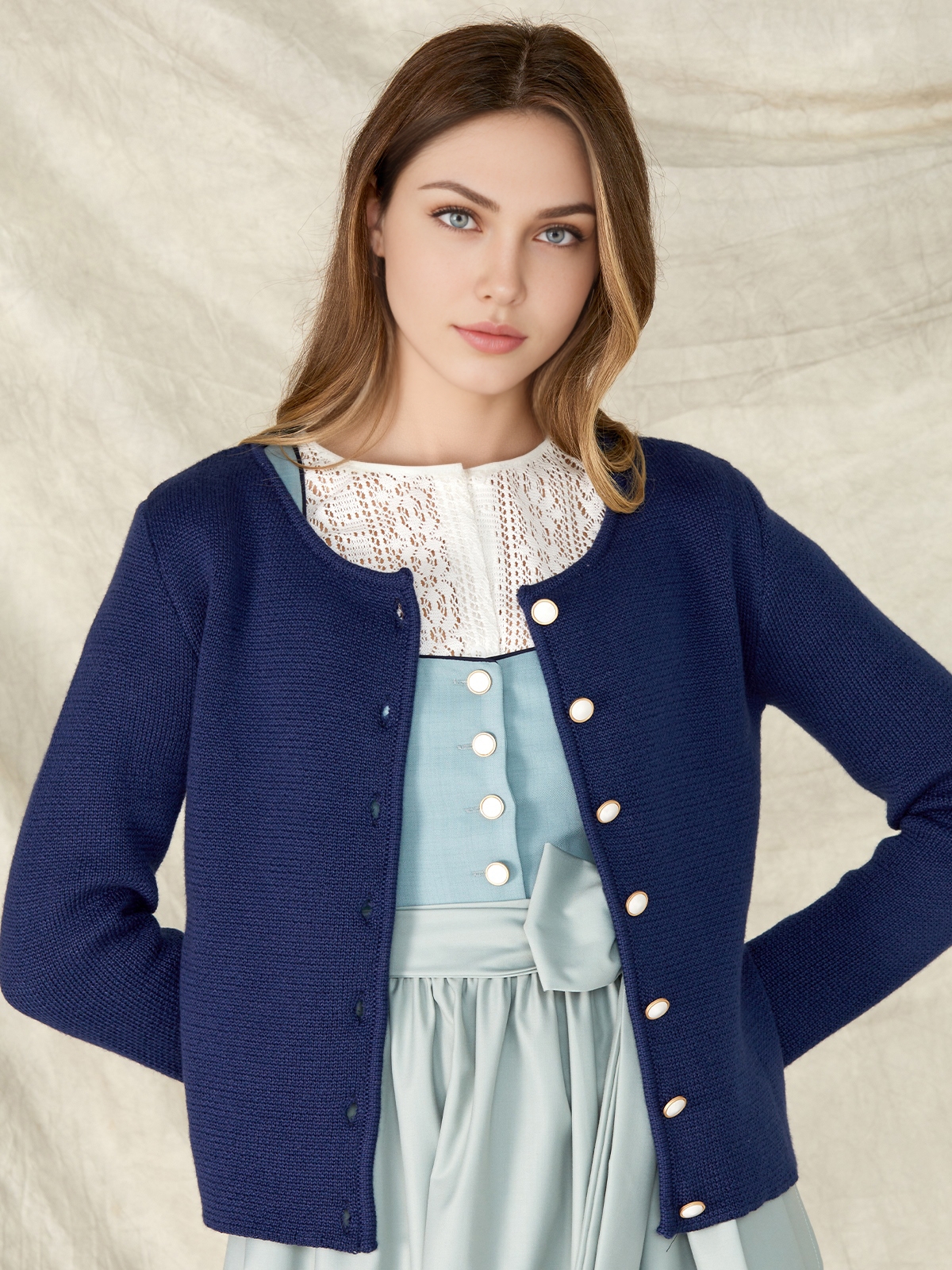 Dirndl in Marineblau mit rosa Akzenten