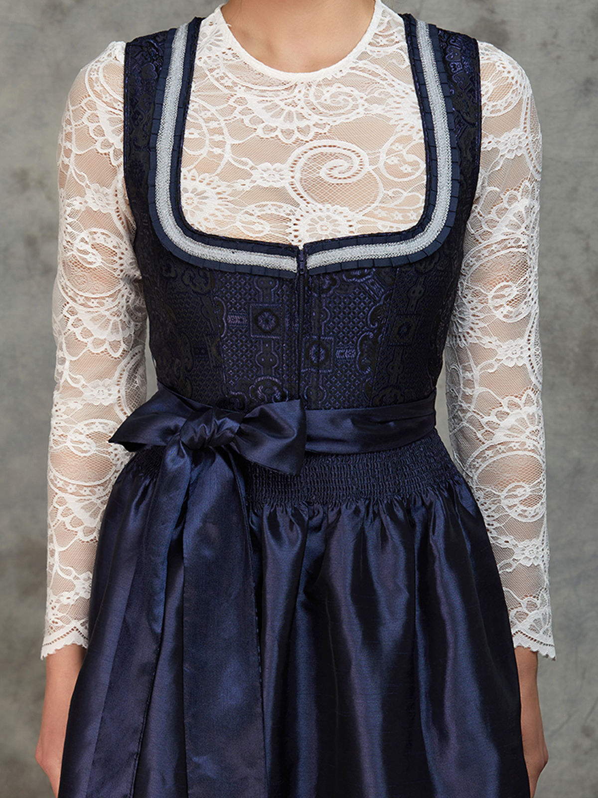 Schwarzes Samt-Dirndl mit blauer Bluse