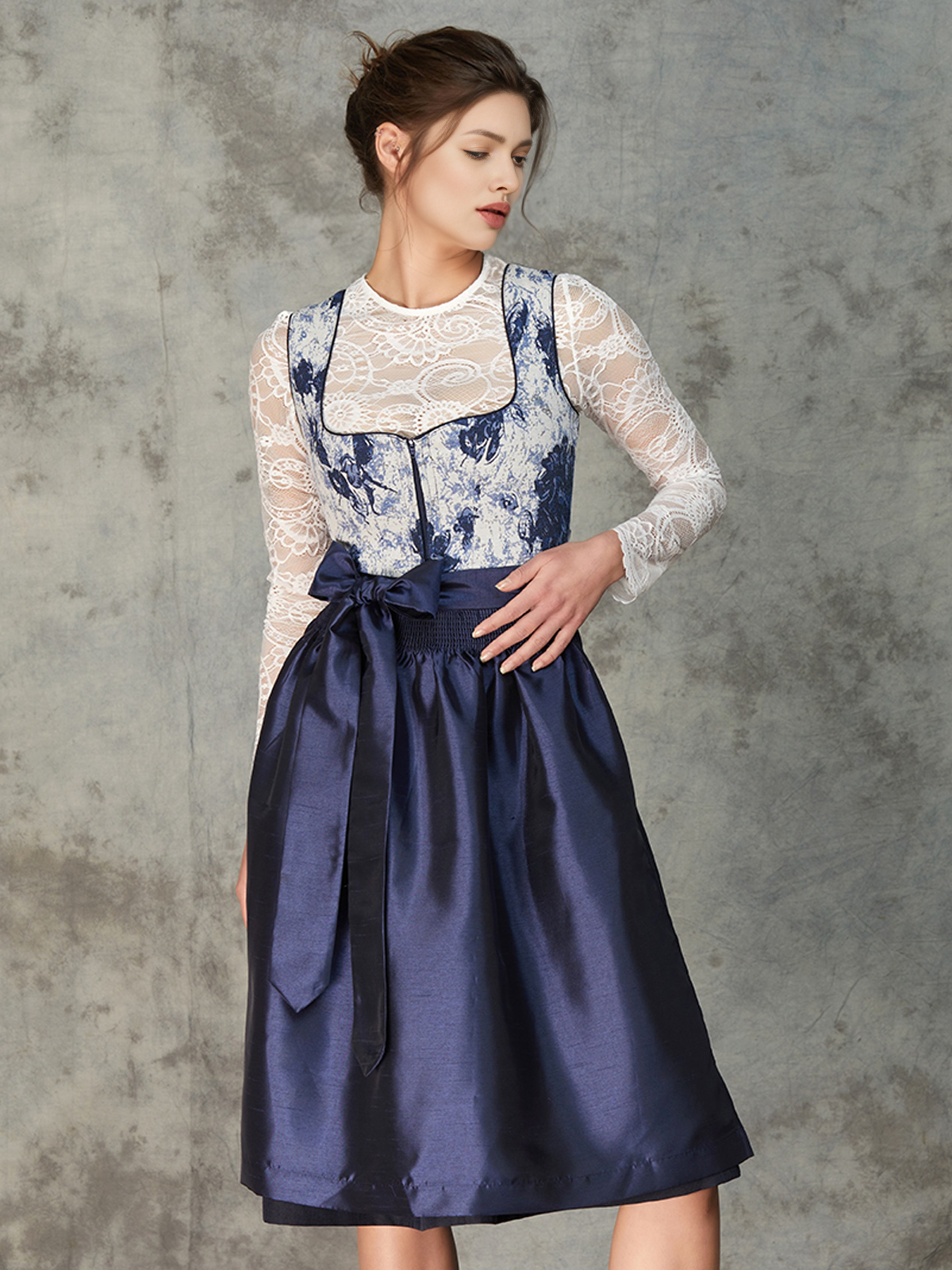 Modernes blaues Dirndl mit femininem Schnitt
