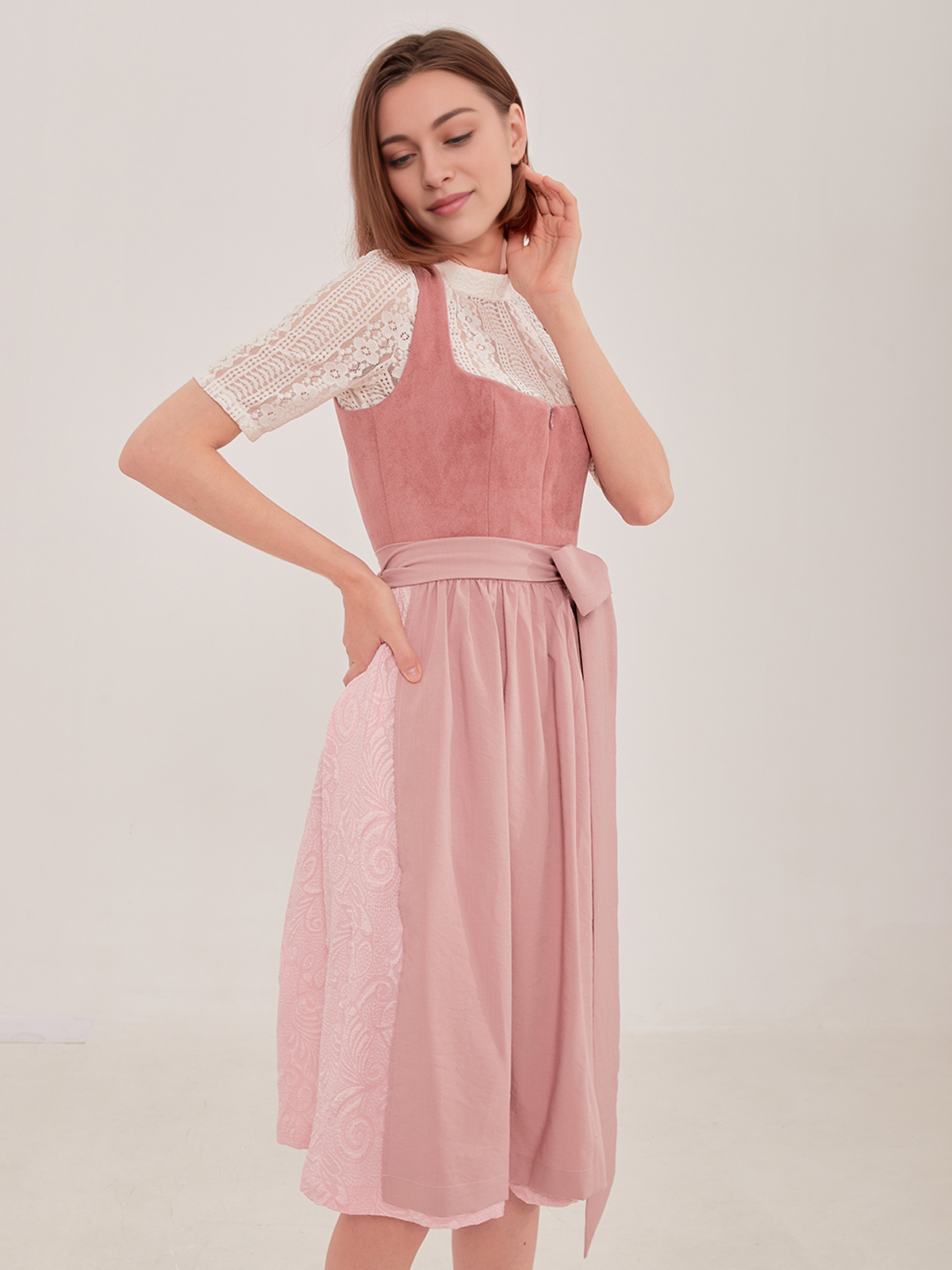 Ein dunkelgrünes Dirndl mit floralen Details