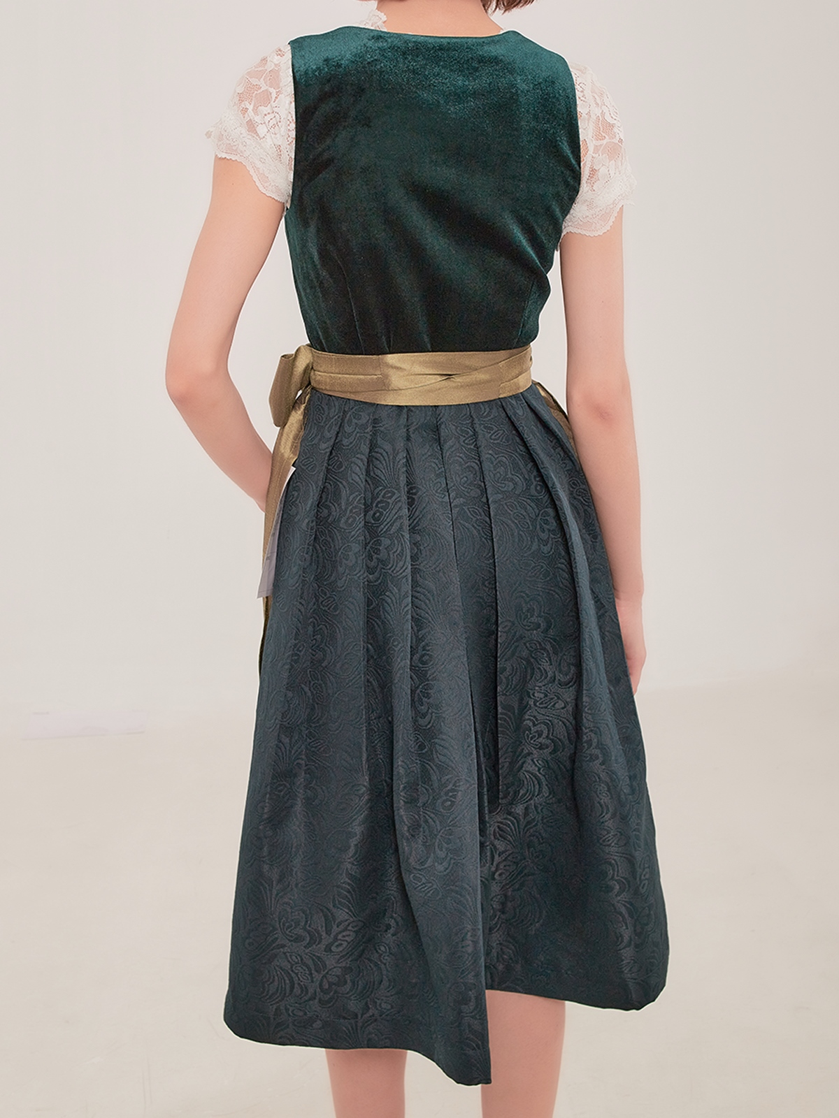 Modernes Dirndl in Grün