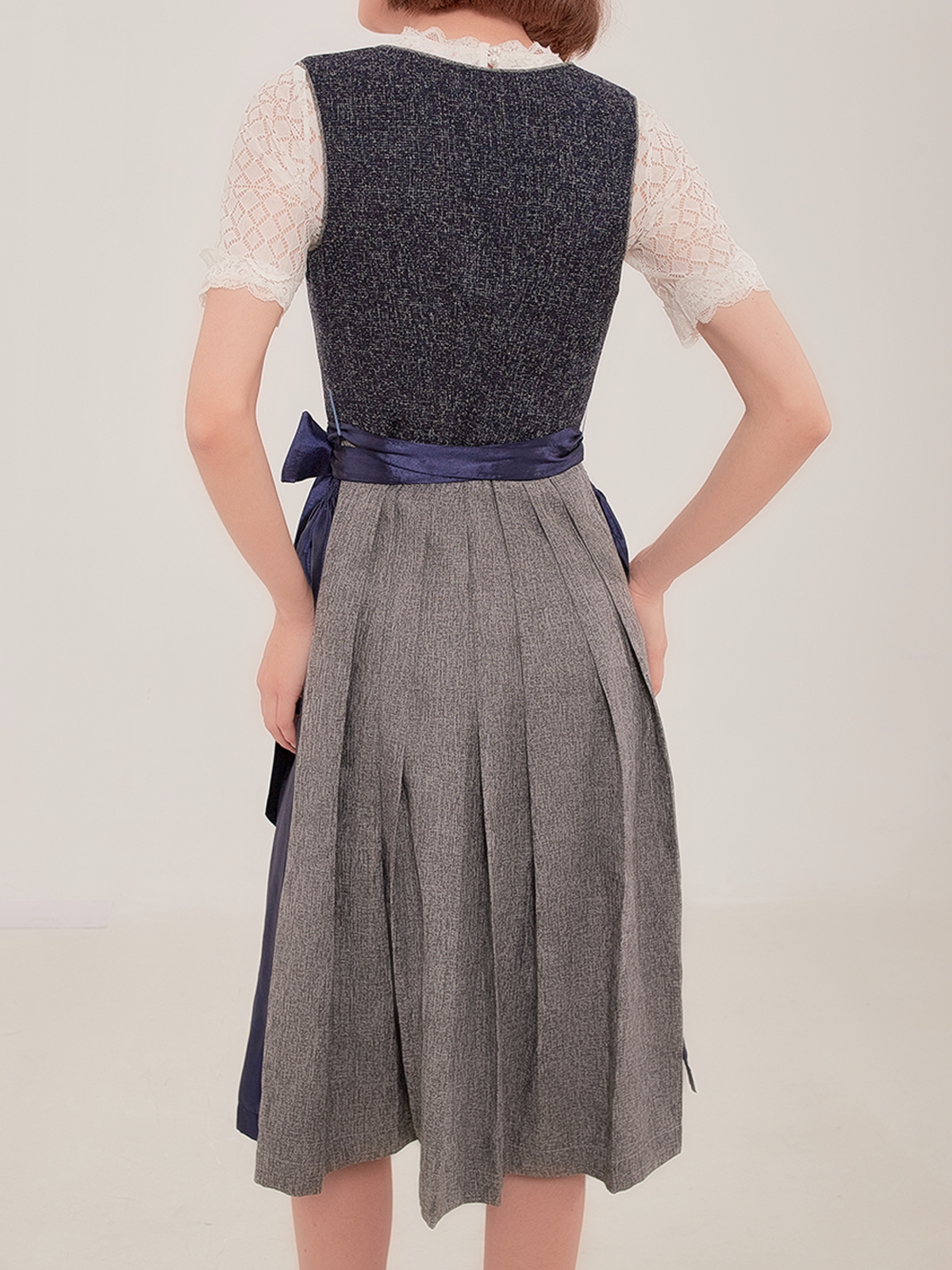 Dirndl Marineblau in eleganter Ausführung