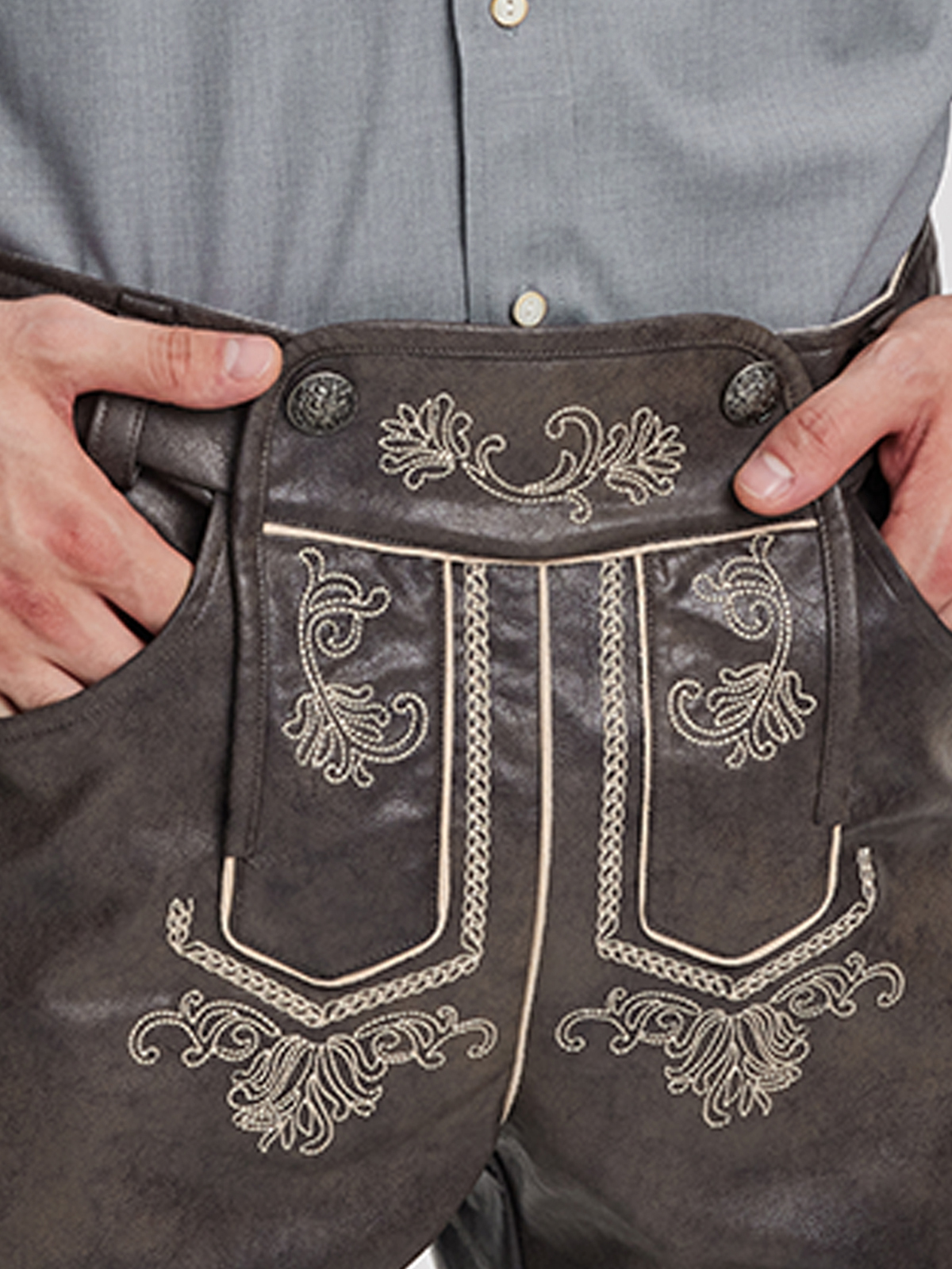 Modernes graues Dirndl mit Lederschürze