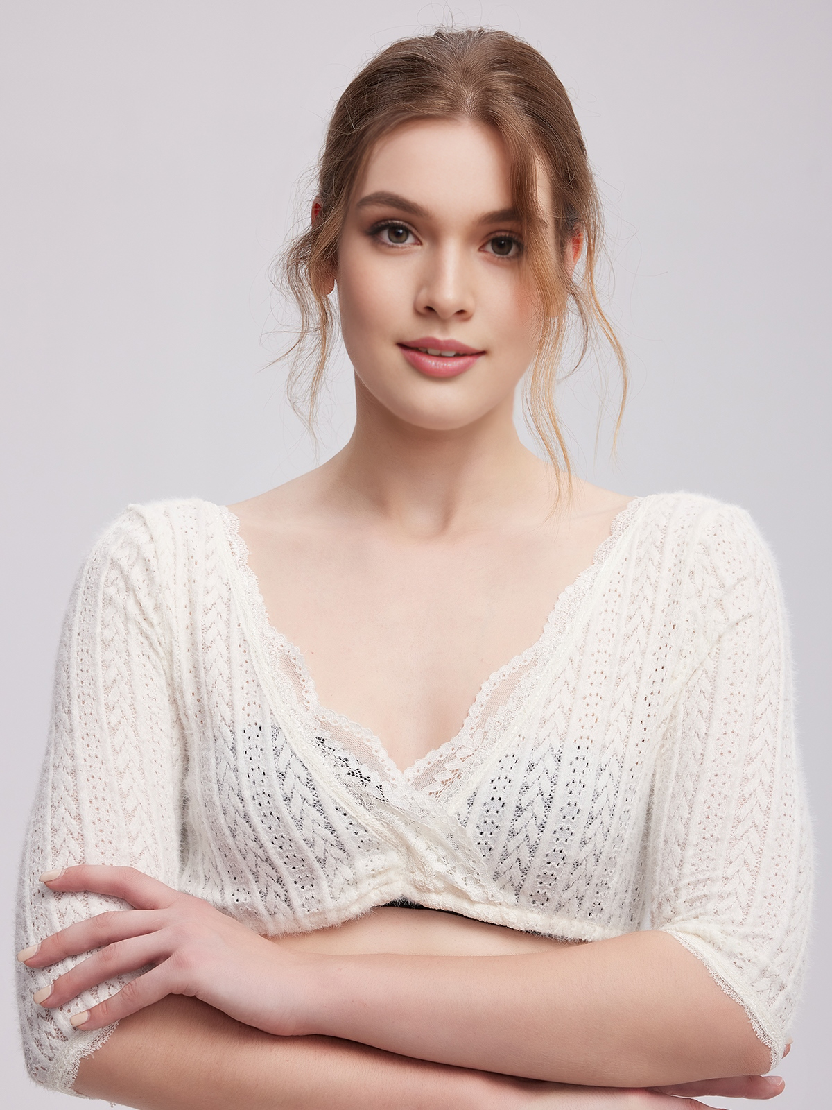 Weinrote Dirndlbluse mit Spitzendetails