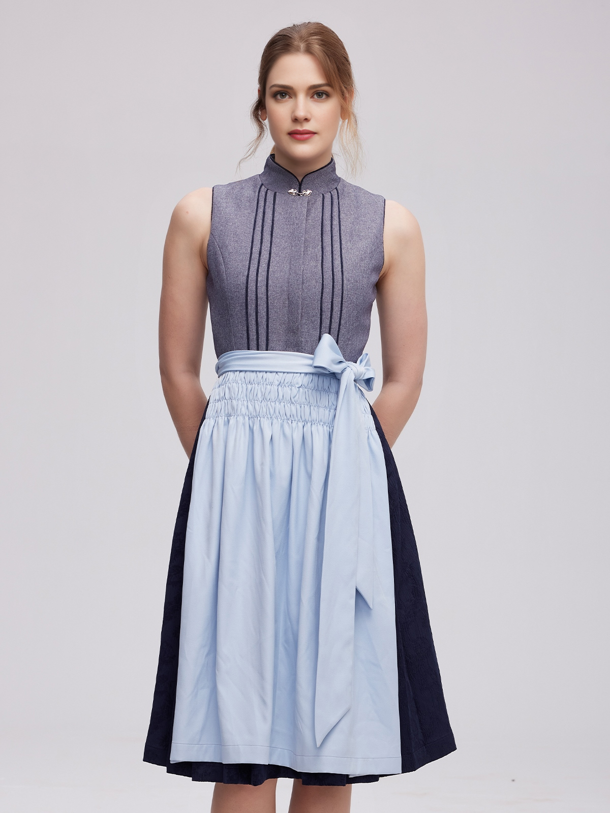Dirndlbluse schwarz langarm in Grau