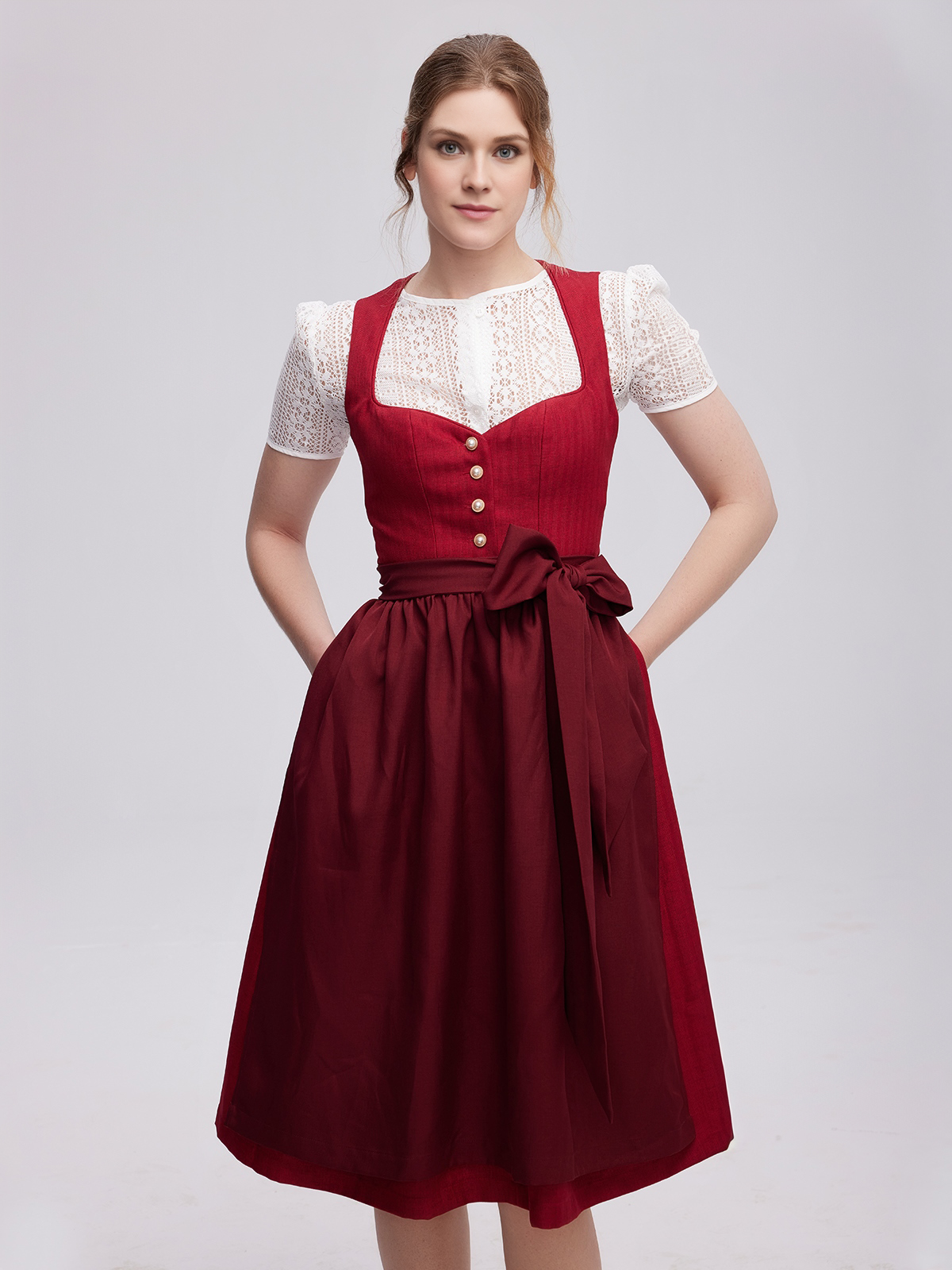 Dunkelblaues Dirndl mit roten Akzenten