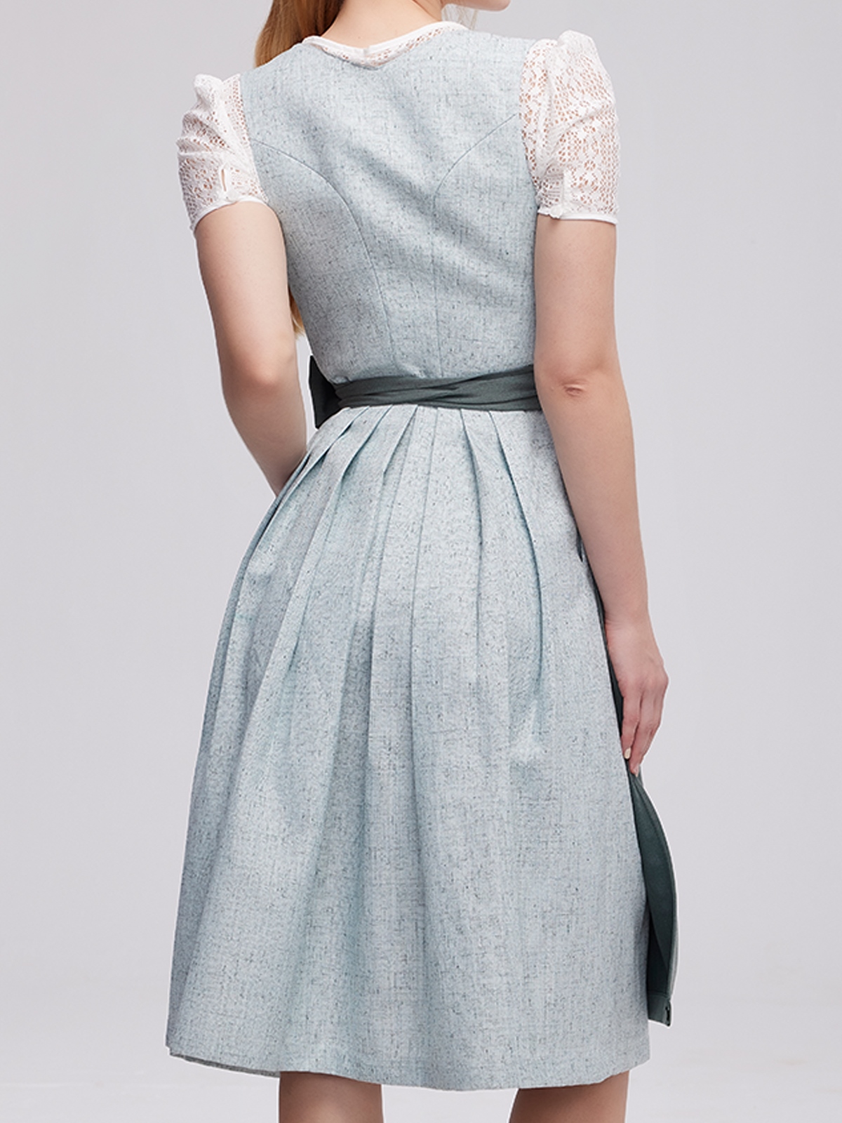 Modernes Dirndl in Grün mit floralen Akzenten
