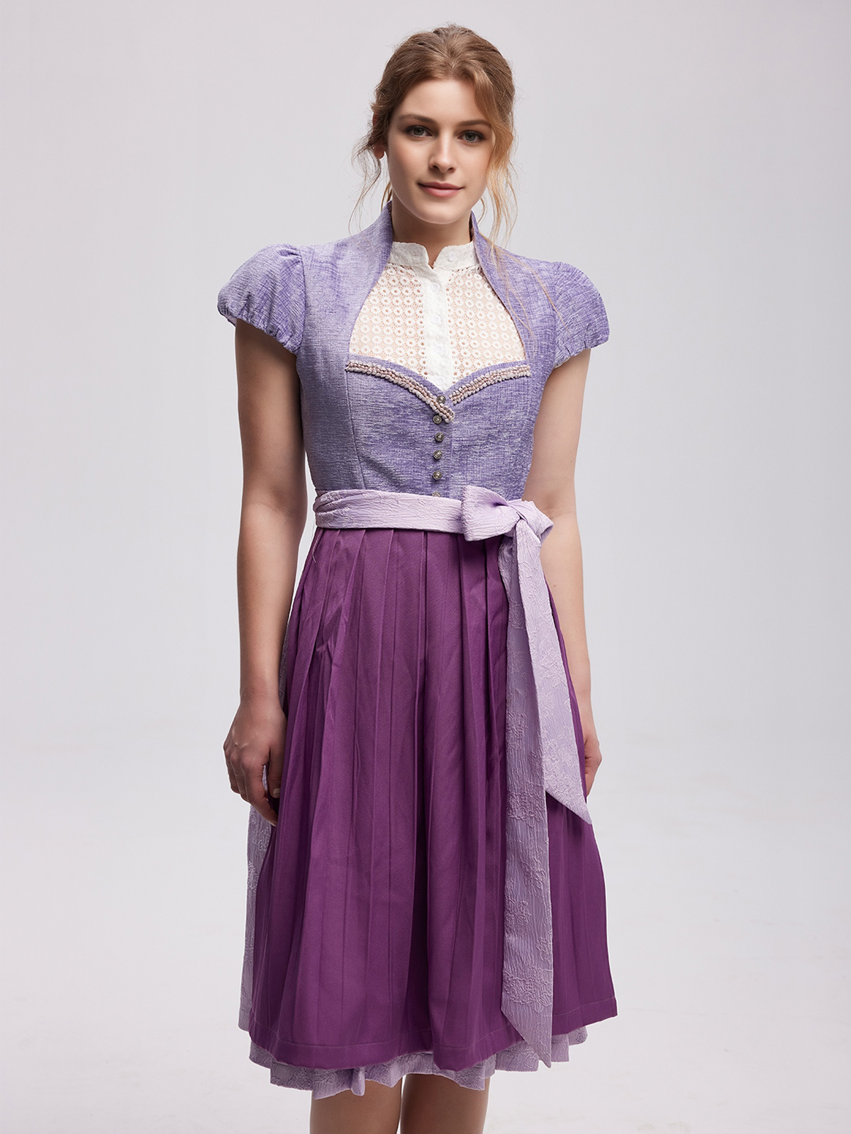 Graues Dirndl mit modernem Schnitt