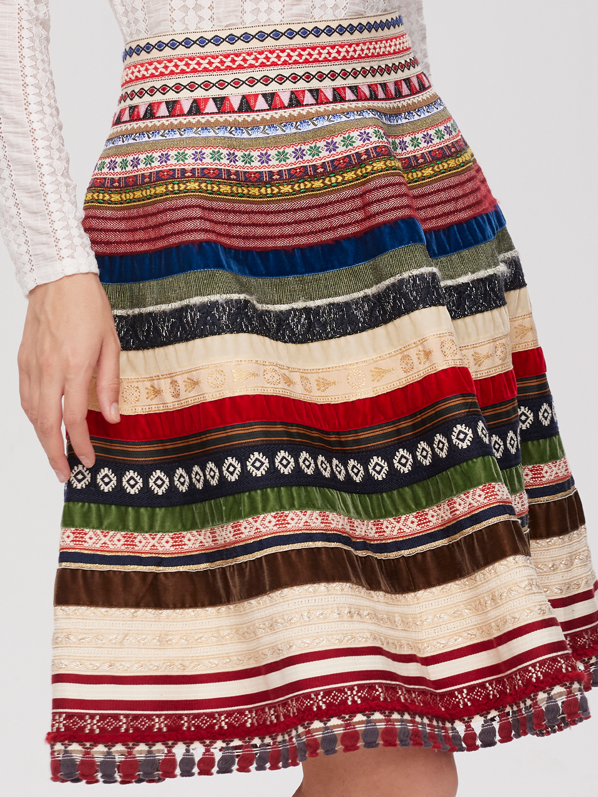 Moderne dunkelrote Dirndl mit figurbetonter Silhouette