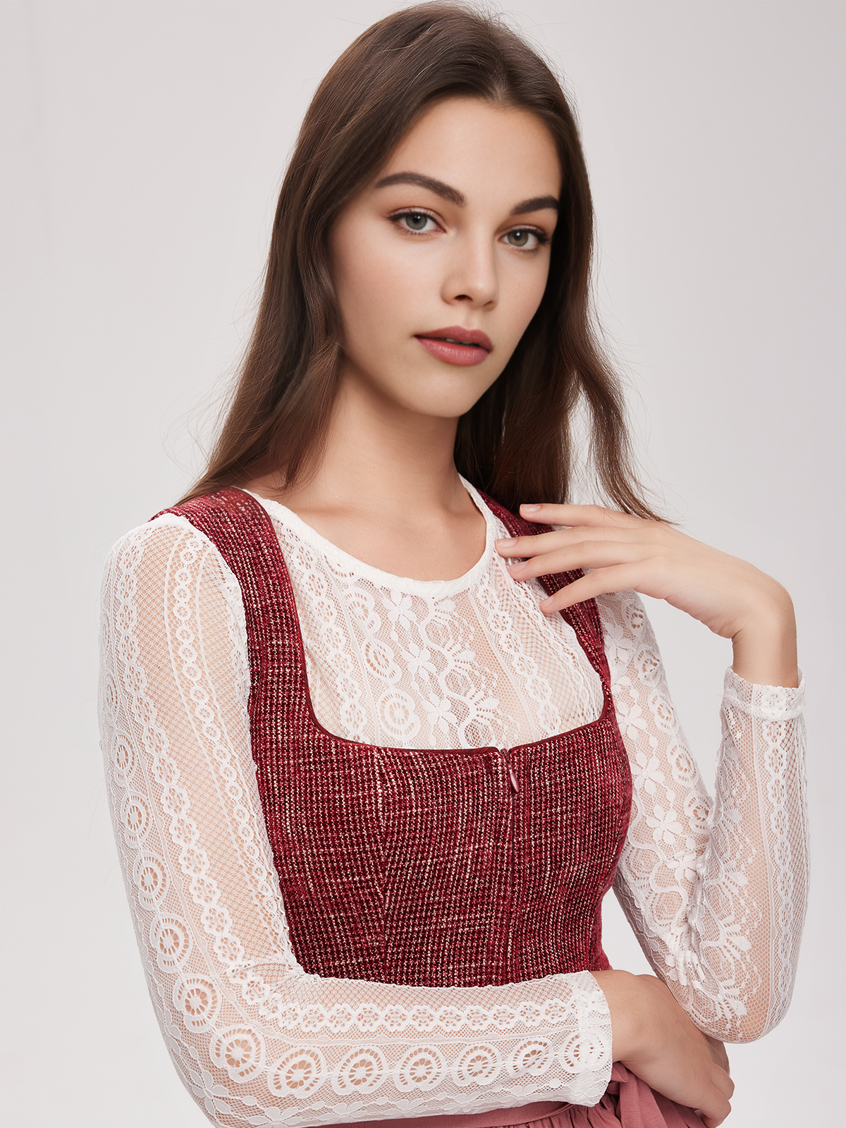 Hellgrünes Dirndl mit traditioneller Schürze